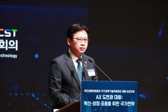 본문 이미지 - 배경훈 부총리 겸 과학기술정보통신부 장관이 25일 오후 서울 중구 대한상공회의소에서 'AX 도전과 대응, 혁신 성장 포용을 위한 국가전략' 을 주제로 열린 국가과학기술자문회의·국민경제자문회의 공동포럼에서 축사하고 있다. (국가과학기술자문회의 제공. 재판매 및 DB금지)