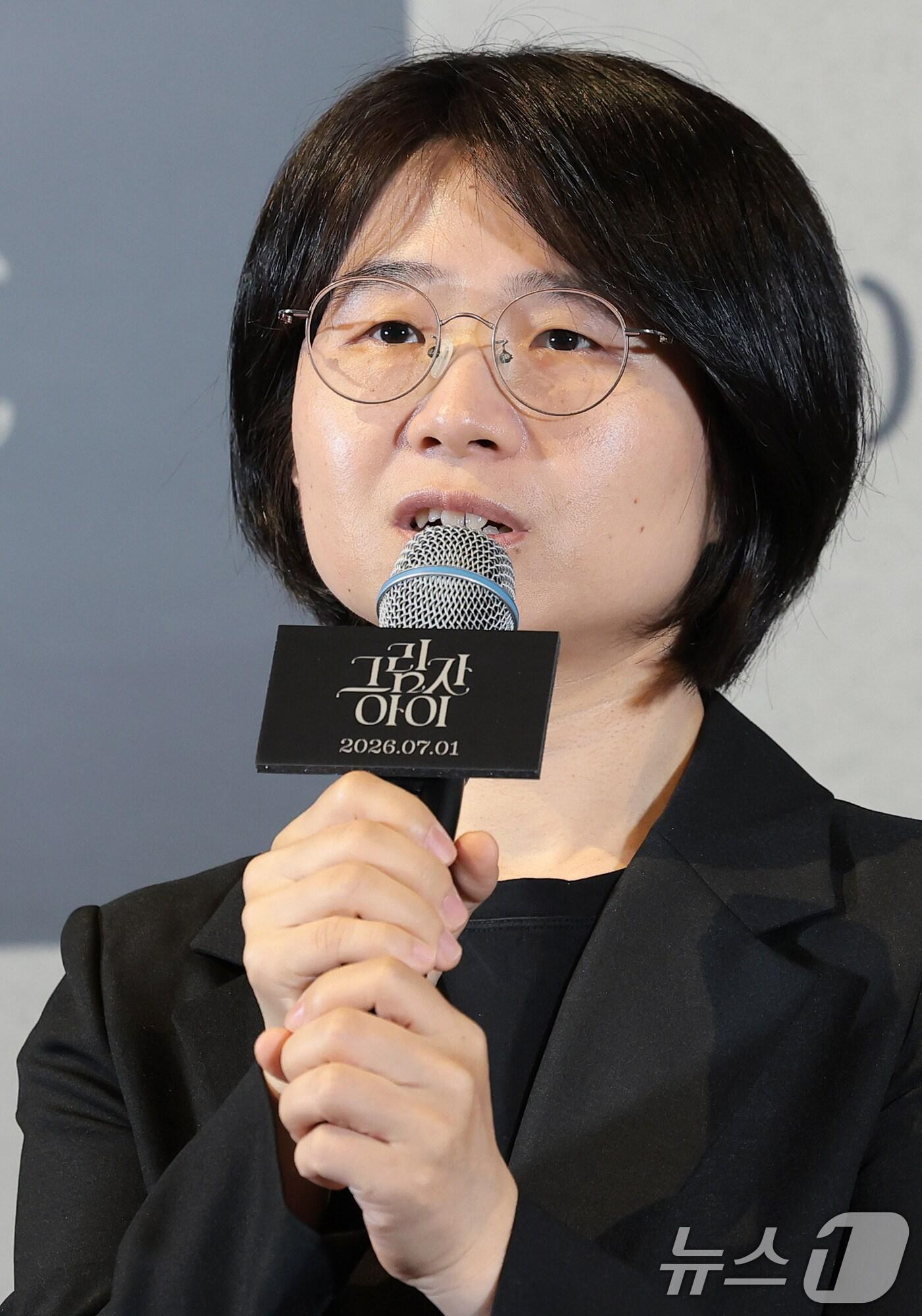 본문 이미지 - 유은정 감독이 25일 서울 용산구 CGV용산아이파크몰에서 열린 영화 '그림자 아이' 언론시사회에 참석해 인사말을 하고 있다. '그림자 아이'는 3년간 코마 상태에 빠져 있던 수안이 눈을 뜬 뒤, 달라진 엄마 금옥과 세상을 떠난 언니 수련의 얼굴을 한 소녀 재인을 만나면서 ‘그림자 동화’에 얽힌 비밀을 마주하게 되는 미스터리 영화다. 2026.6.25 ⓒ 뉴스1 권현진 기자