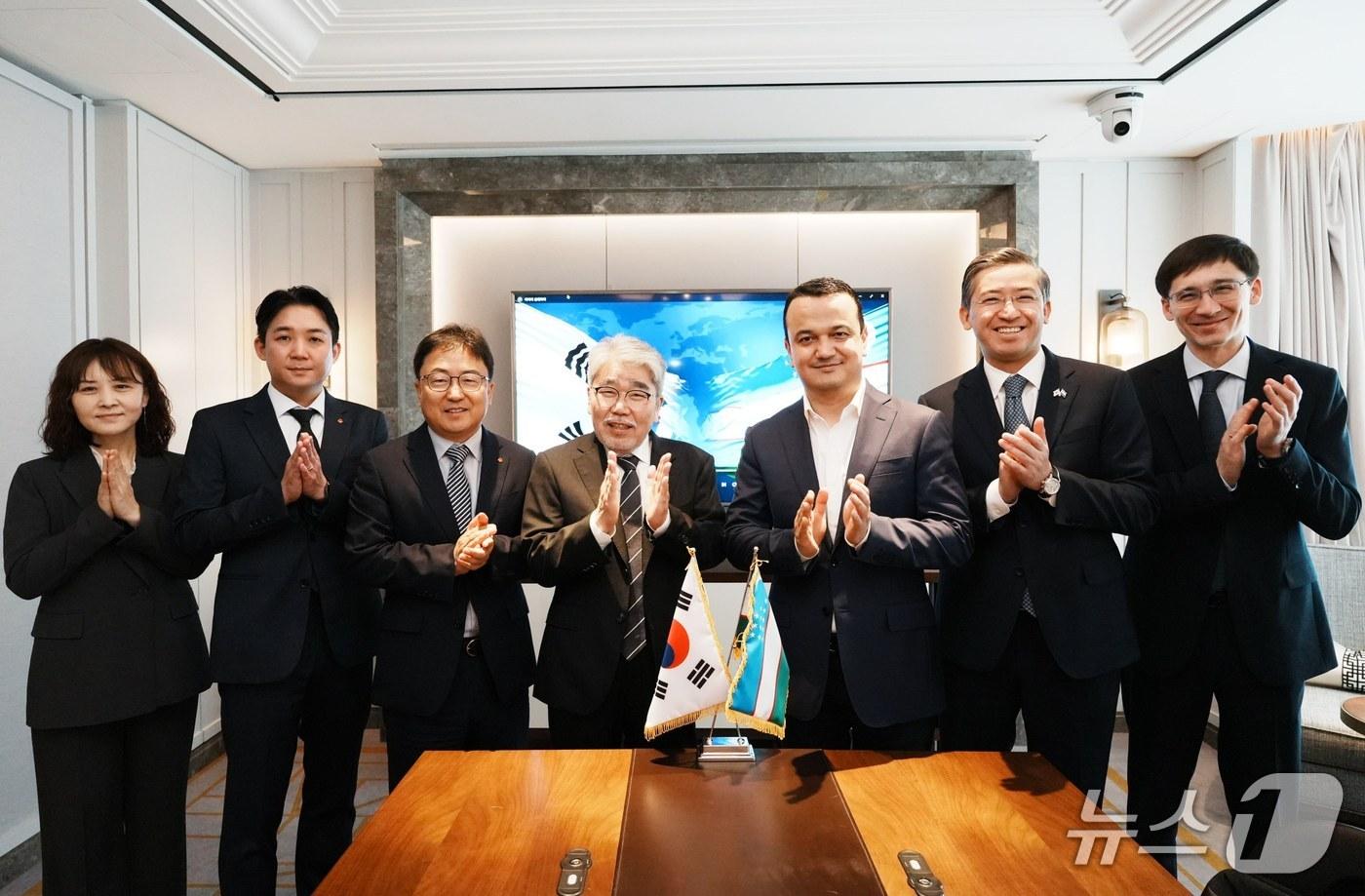 본문 이미지 - 한국지역난방공사 하동근 사장(왼쪽에서 네번째)과 우즈베키스탄 투자산업통상부 라지즈 쿠드라토프 장관(왼쪽에서 다섯번째)이 면담 후 기념촬영을 하고 있다. (한난 제공) /2026.6.25/ ⓒ 뉴스1