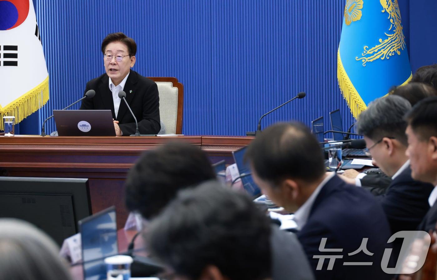 본문 이미지 - 이재명 대통령이 25일 청와대에서 열린 수석보좌관회의에서 발언하고 있다. 2026.6.25 ⓒ 뉴스1 허경 기자