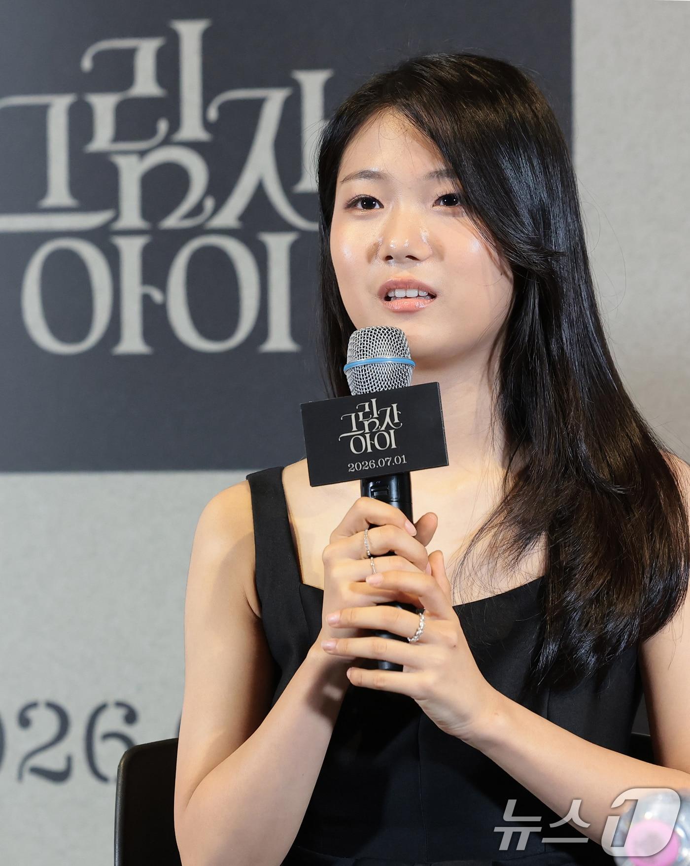 본문 이미지 - 배우 유나가 25일 서울 용산구 CGV용산아이파크몰에서 열린 영화 '그림자 아이'(감독 유은정) 언론시사회에 참석해 취재진 질문에 답하고 있다. '그림자 아이'는 3년간 코마 상태에 빠져 있던 수안이 눈을 뜬 뒤, 달라진 엄마 금옥과 세상을 떠난 언니 수련의 얼굴을 한 소녀 재인을 만나면서 ‘그림자 동화’에 얽힌 비밀을 마주하게 되는 미스터리 영화다. 2026.6.25 ⓒ 뉴스1 권현진 기자