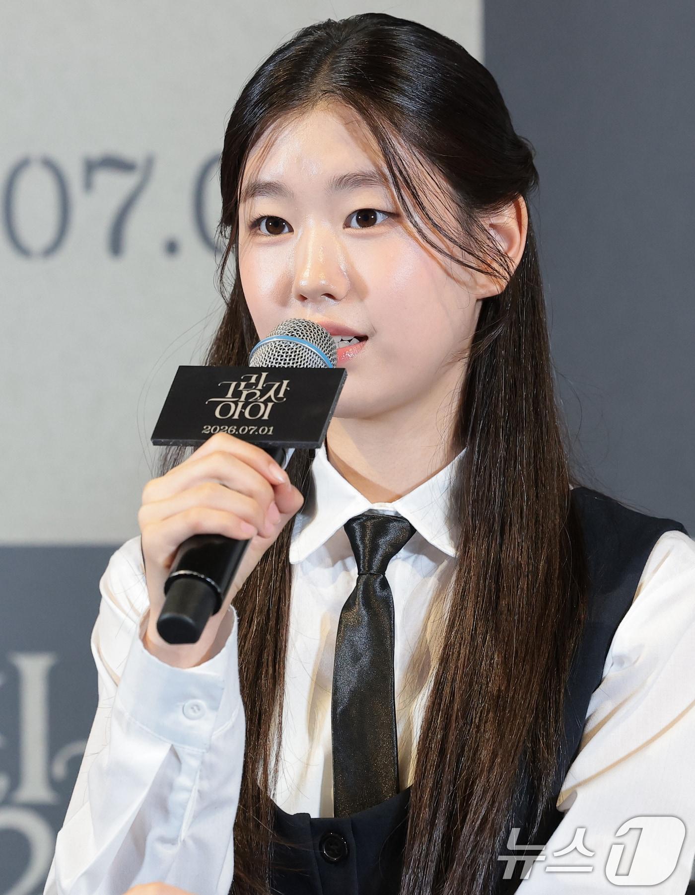 본문 이미지 - 배우 박소이가 25일 서울 용산구 CGV용산아이파크몰에서 열린 영화 '그림자 아이'(감독 유은정) 언론시사회에 참석해 취재진 질문에 답하고 잇다. '그림자 아이'는 3년간 코마 상태에 빠져 있던 수안이 눈을 뜬 뒤, 달라진 엄마 금옥과 세상을 떠난 언니 수련의 얼굴을 한 소녀 재인을 만나면서 ‘그림자 동화’에 얽힌 비밀을 마주하게 되는 미스터리 영화다. 2026.6.25 ⓒ 뉴스1 권현진 기자
