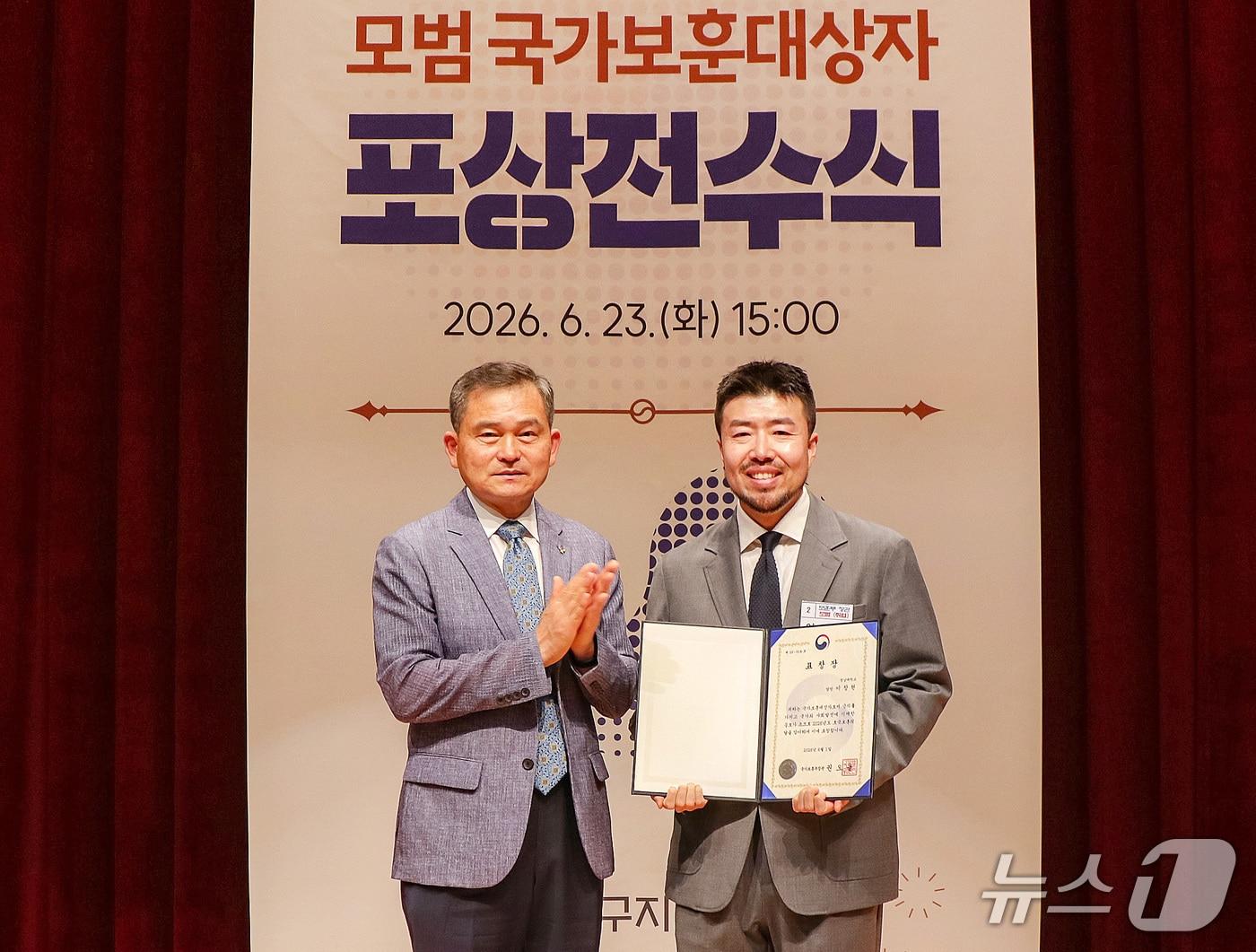 본문 이미지 - 영남대 홍보팀 이창현 씨(오른쪽)가 국가보훈부 장관 표창을 받았다. 왼쪽은 김종술 대구지방보훈청장. (영남대 제공. 재판매 및 DB 금지)
