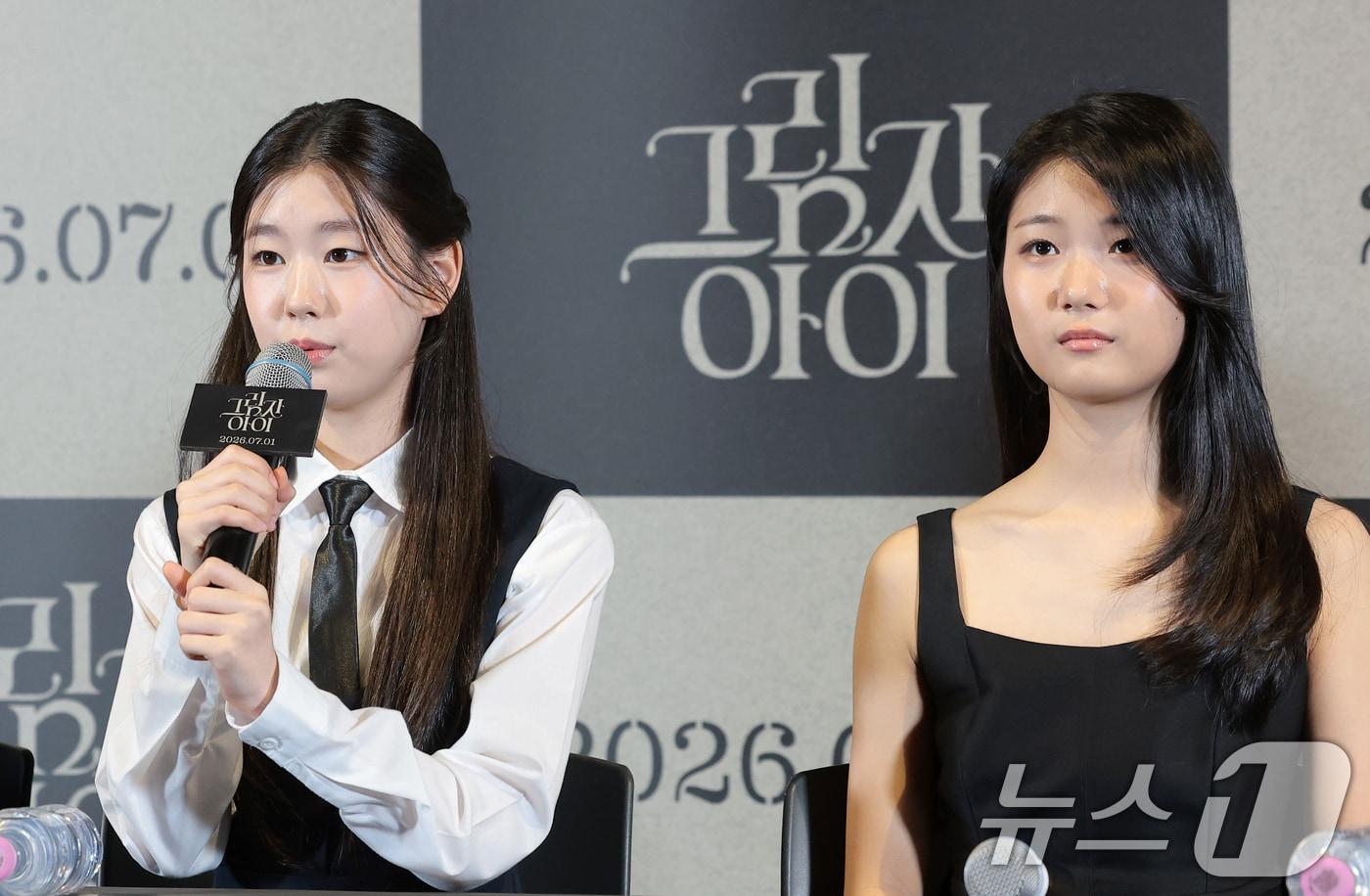 본문 이미지 - 배우 박소이와 유나(오른쪽)가 25일 서울 용산구 CGV용산아이파크몰에서 열린 영화 '그림자 아이'(감독 유은정) 언론시사회에 참석해 취재진 질문에 답하고 잇다. '그림자 아이'는 3년간 코마 상태에 빠져 있던 수안이 눈을 뜬 뒤, 달라진 엄마 금옥과 세상을 떠난 언니 수련의 얼굴을 한 소녀 재인을 만나면서 ‘그림자 동화’에 얽힌 비밀을 마주하게 되는 미스터리 영화다. 2026.6.25 ⓒ 뉴스1 권현진 기자