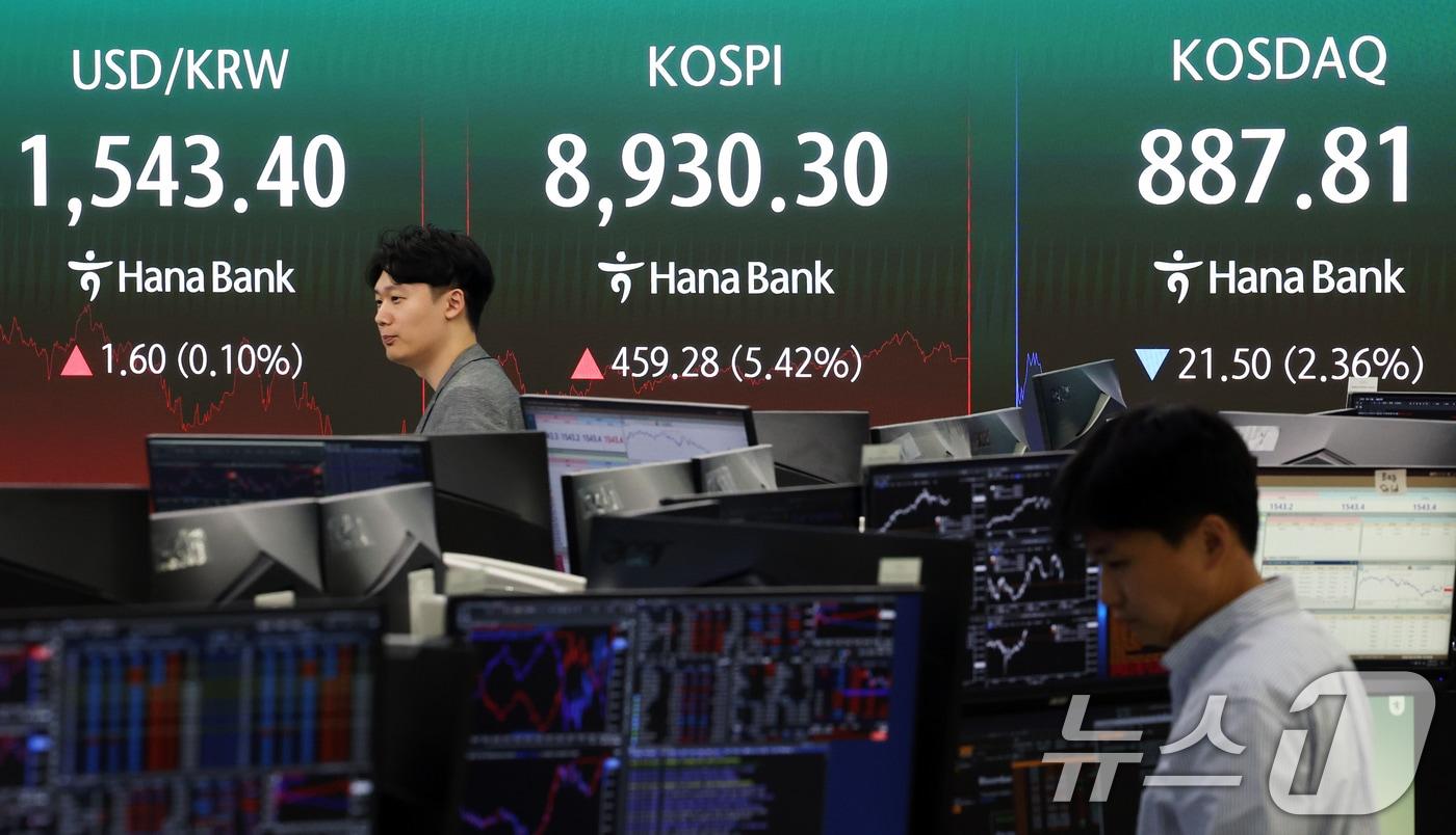 본문 이미지 - 코스피가 5%대 급등 마감한 25일 오후 서울 중구 하나은행 본점 딜링룸 전광판에 코스피·코스닥 종가가 표시되고 있다. 2026.6.25 ⓒ 뉴스1 오대일 기자