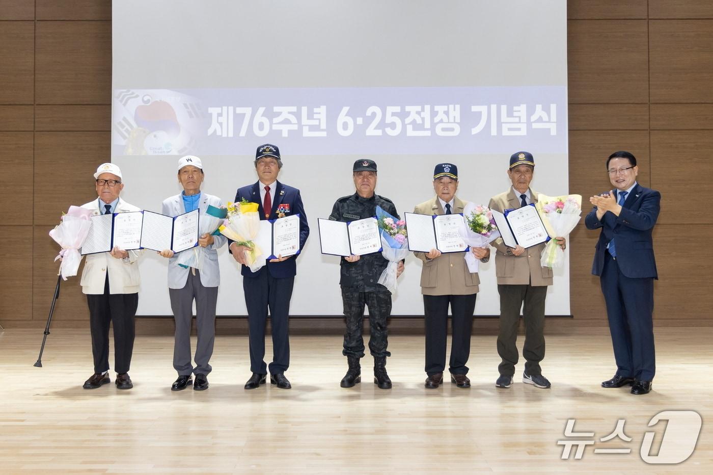 본문 이미지 - 전북 익산시가 25일 6·25전쟁 76주년을 맞아 기념식을 열고 국가유공자에게 존경과 예우를 표하는 시간을 가진 가운데 정헌율 시장(맨 오른쪽)과 유공자들이 기념촬영을 하고 있다.(익산시 제공. 재판매 및 DB 금지)