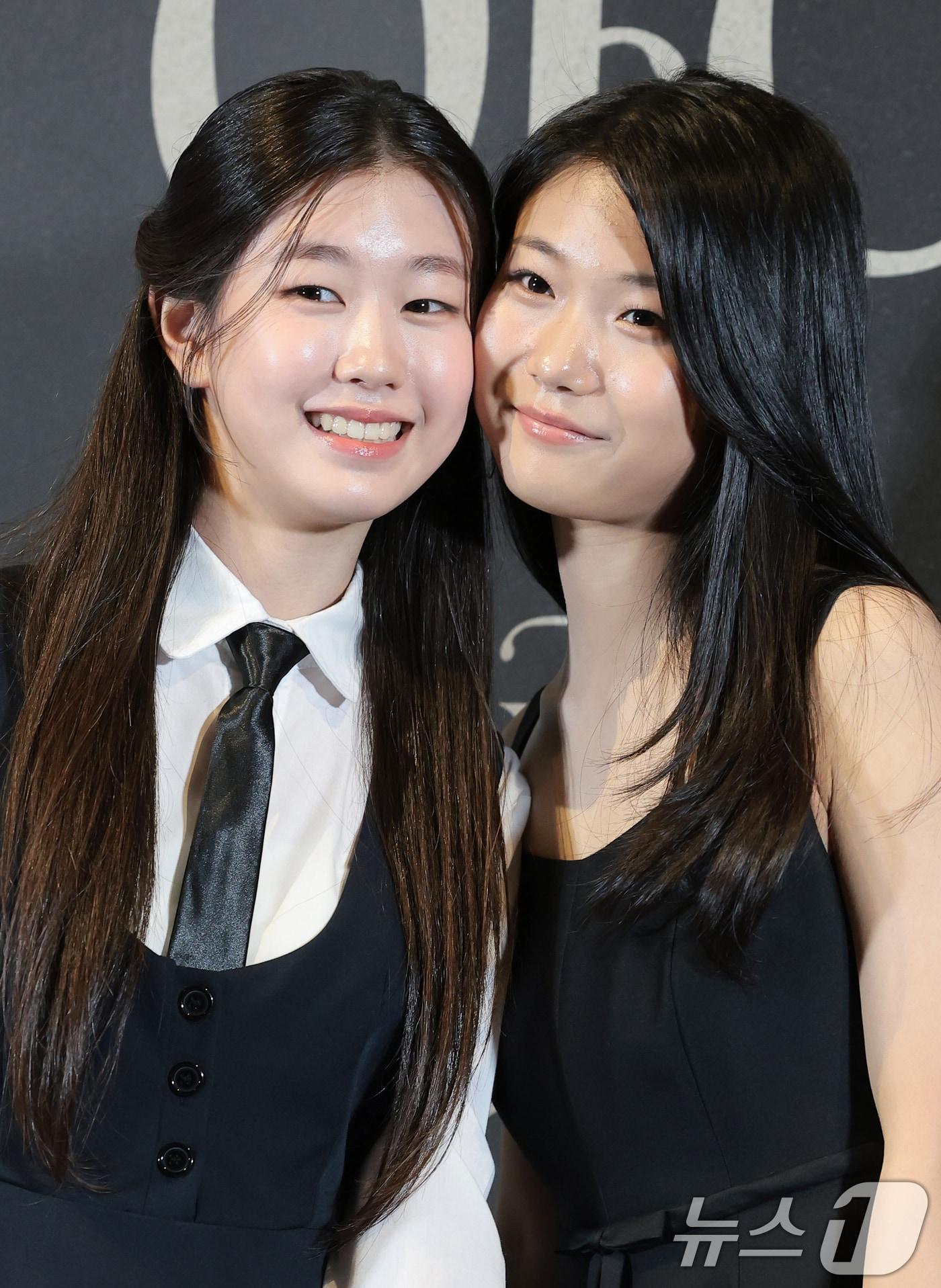 본문 이미지 - 배우 박소이와 유나(오른쪽)가 25일 서울 용산구 CGV용산아이파크몰에서 열린 영화 '그림자 아이'(감독 유은정) 언론시사회에 참석해 포즈를 취하고 있다. '그림자 아이'는 3년간 코마 상태에 빠져 있던 수안이 눈을 뜬 뒤, 달라진 엄마 금옥과 세상을 떠난 언니 수련의 얼굴을 한 소녀 재인을 만나면서 ‘그림자 동화’에 얽힌 비밀을 마주하게 되는 미스터리 영화다. 2026.6.25 ⓒ 뉴스1 권현진 기자