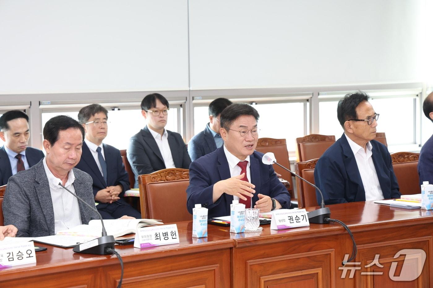 본문 이미지 - 권순기 경남교육감 당선인이 25일 경남교육청 교육정보원에서 도교육청 직속 기관 업무보고를 진행하고 있다.(경남교육감직 인수위원회 제공. 재판매 및 DB금지)