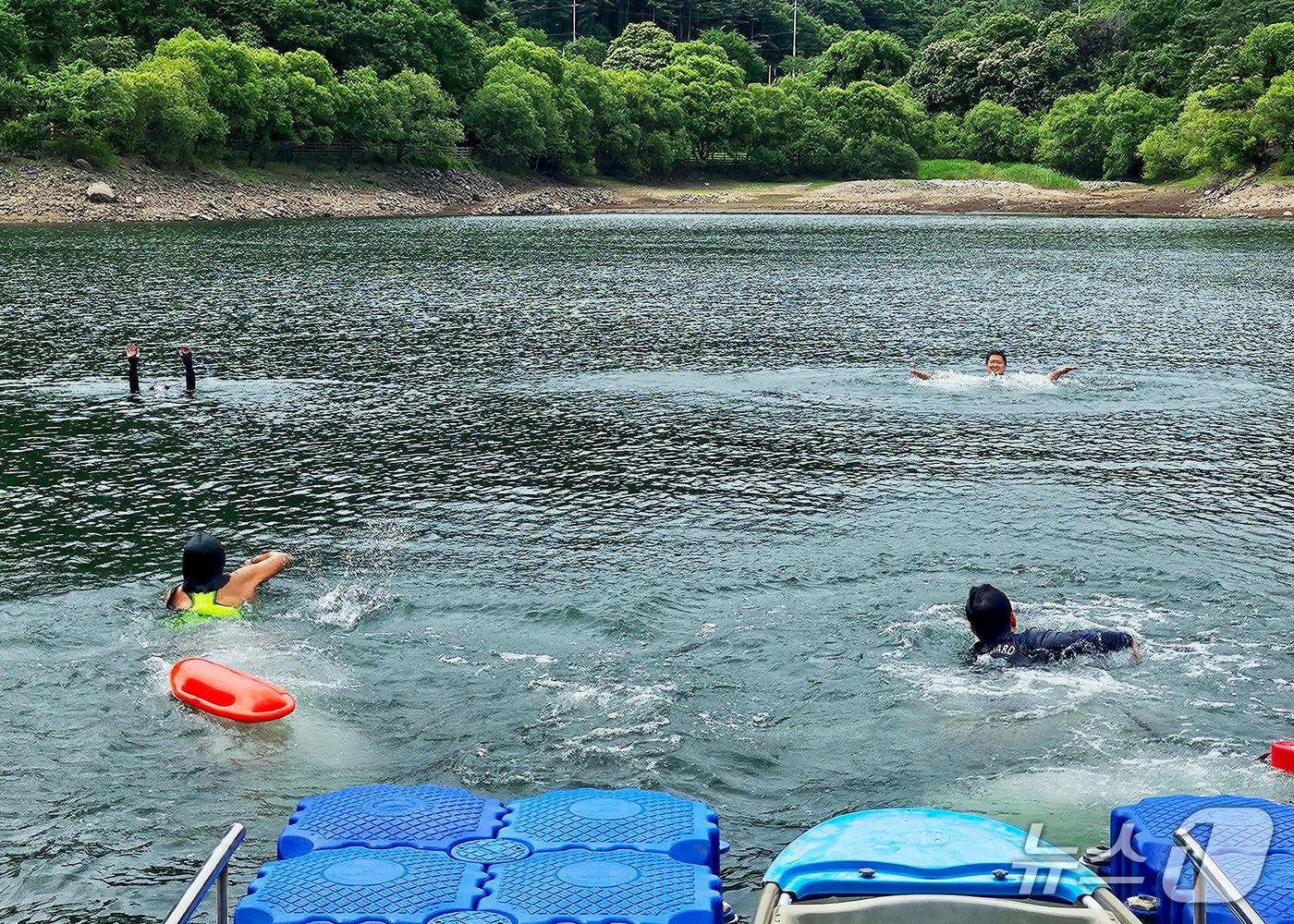 본문 이미지 - 25일 파주시 마장호수에서 파주도시공사와 파주소방서가 합동으로 수난구조 훈련을 벌이고 있다. (파주도시공사 제공, 재판매 및 DB금지)
