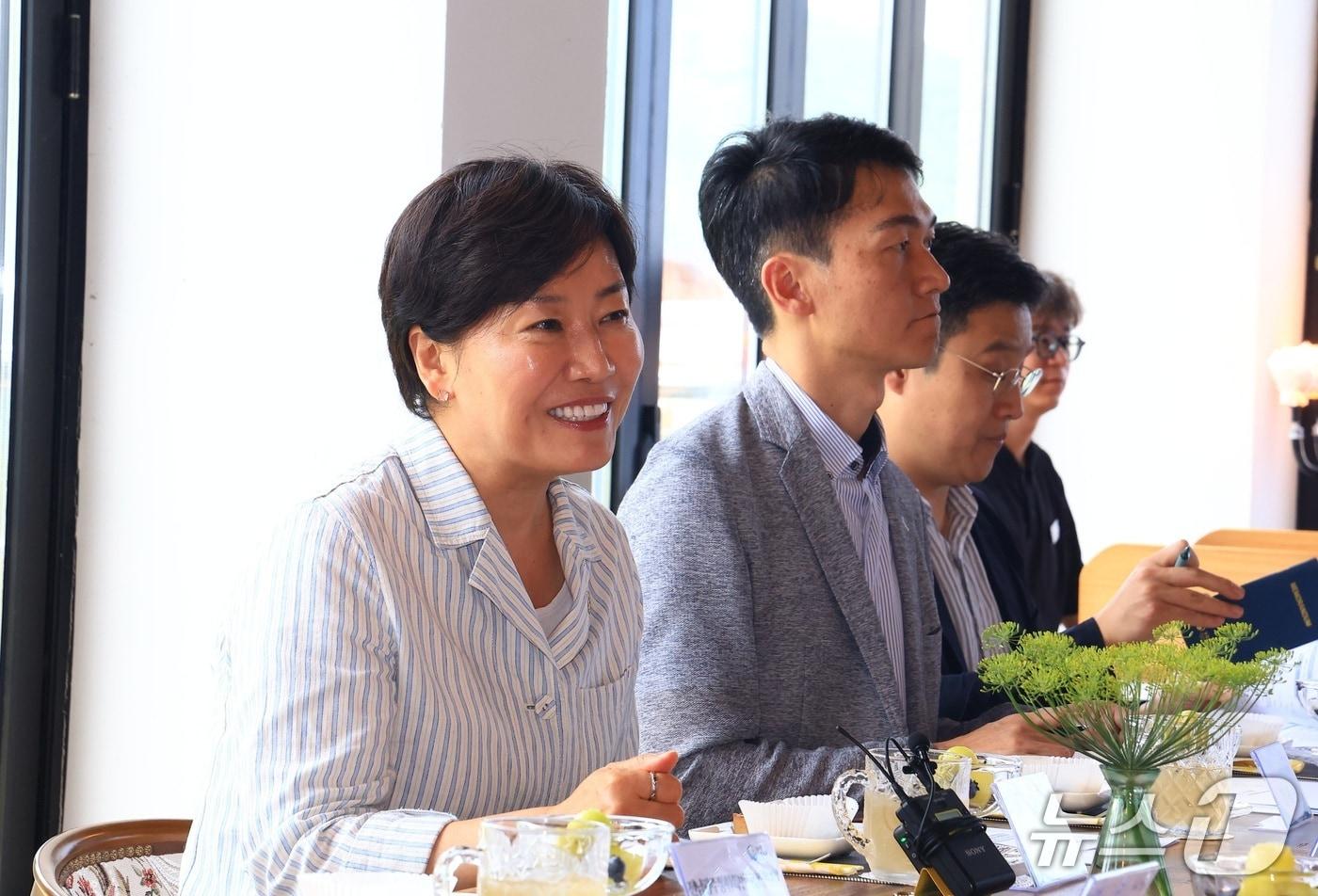 본문 이미지 - 송미령 농림축산식품부 장관이 25일 전남 곡성을 찾아 농어촌 기본소득 운영 현황을 점검하고 지역공동체 활성화 사례를 살폈다. (농식품부 제공) /2026.6.25/ ⓒ 뉴스1