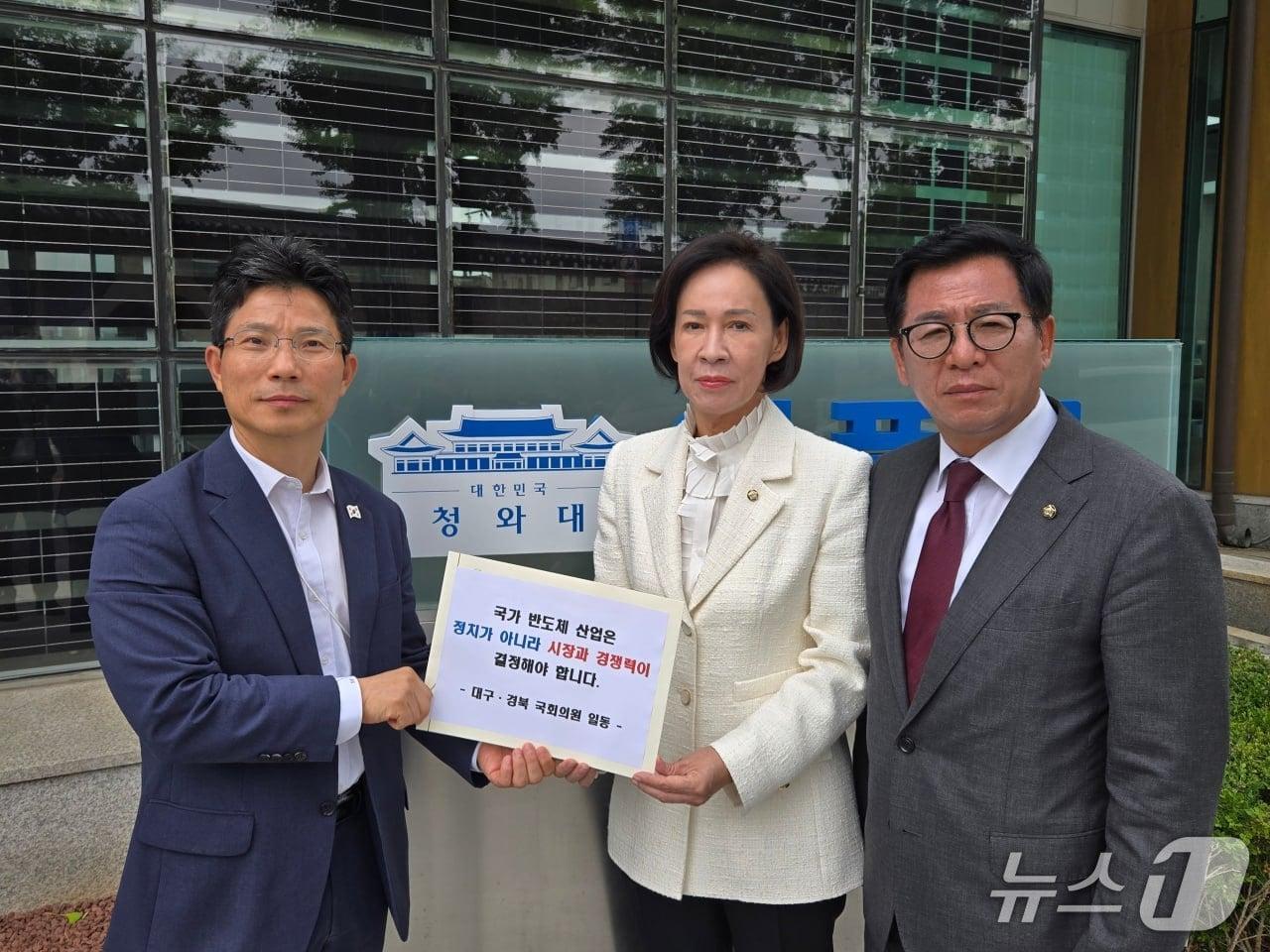 본문 이미지 - 국민의힘 이인선 의원(가운데)과 이상휘 의원(오른쪽)이 25일 청와대를 방문해 정을호 정무비서관에게 광주·전남권 제2국가 반도체 클러스터 조성 계획 분위기에 항의하는 서한을 전달하고 있다. 이인선 의원실 제공.