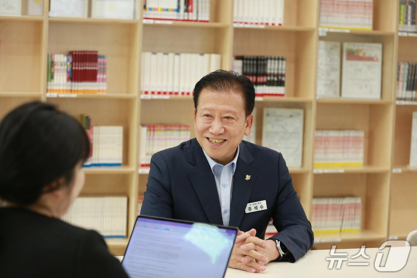 본문 이미지 - 주석수 연제구청장이 25일 연제 만화도서관에서 뉴스1과 인터뷰를 하고 있다. 2026.6.25 ⓒ 뉴스1 임순택 기자