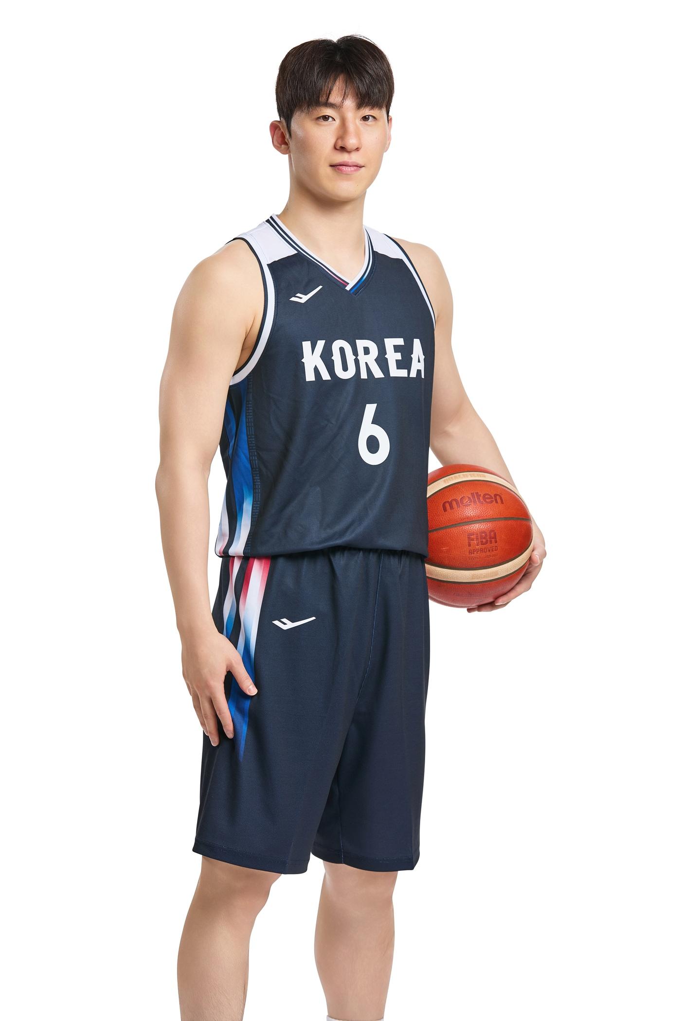 본문 이미지 - 신규 유니폼을 입은 이정현.(대한민국농구협회 제공)