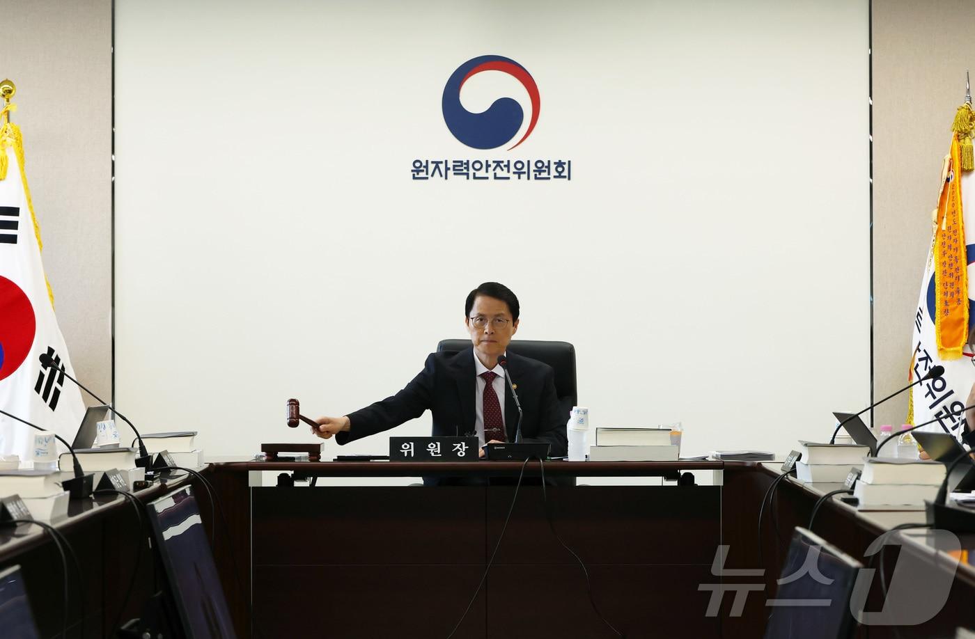 본문 이미지 - 최원호 원자력안전위원회 위원장이 25일 서울 종로구 원자력안전위원회 대회의실에서 열린 제2026년 제10회 원자력안전위원회 회의를 주재하고 있다. (원안위 제공. 재판매 및 DB금지) 2026.6.25 ⓒ 뉴스1