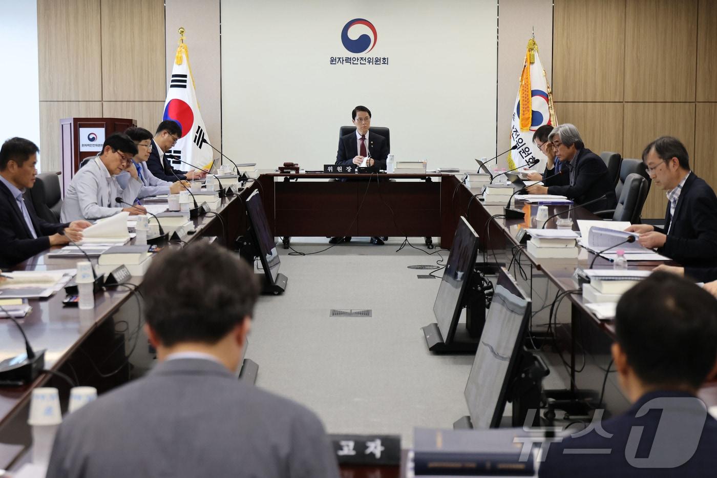 본문 이미지 - 최원호 원자력안전위원회 위원장이 25일 서울 종로구 원자력안전위원회 대회의실에서 열린 제2026-10회 원자력안전위원회 회의에서 위원들과 안건에 대해 논의하고 있다. 2026.06.25 ⓒ 뉴스1 (원안위 제공)