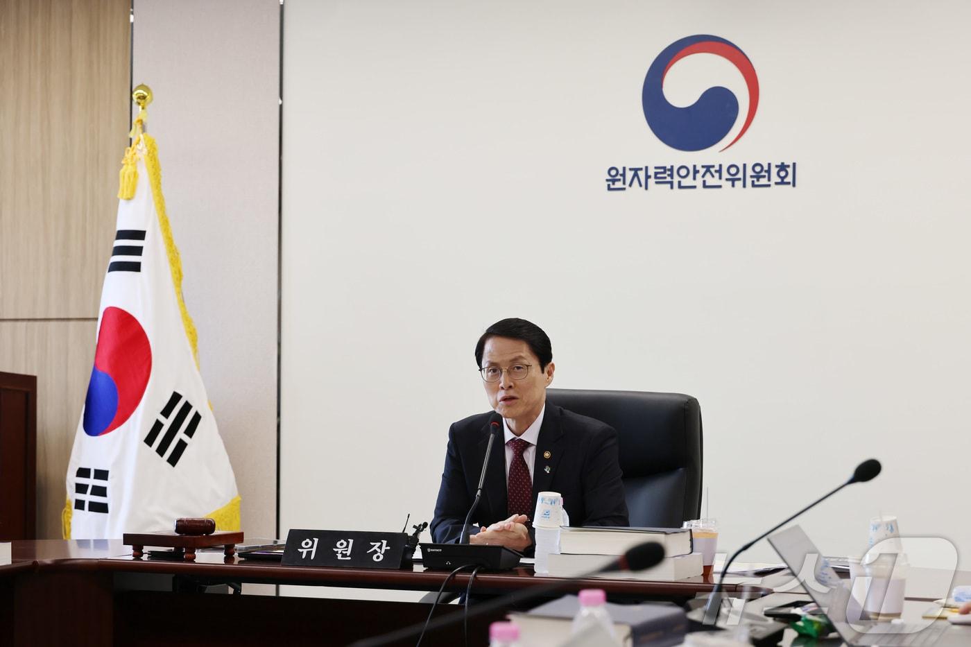 본문 이미지 - 최원호 원자력안전위원회 위원장이 25일 서울 종로구 원자력안전위원회 대회의실에서 열린 제2026년 제10회 원자력안전위원회 회의를 주재하고 있다. (원안위 제공. 재판매 및 DB금지) 2026.6.25 ⓒ 뉴스1