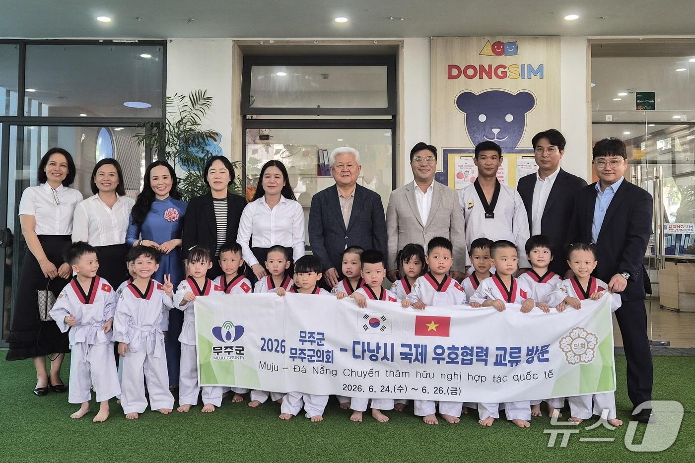 본문 이미지 - 황인홍 전북 무주군수 등 대표단이 '국제 우호 교류 협력' 체결 1주년을 맞아 2박 4일 일정으로 베트남 다낭시 껌레동에서 교류 협력 활동을 하고 있다.(무주군 제공. 재판매 및 DB 금지)