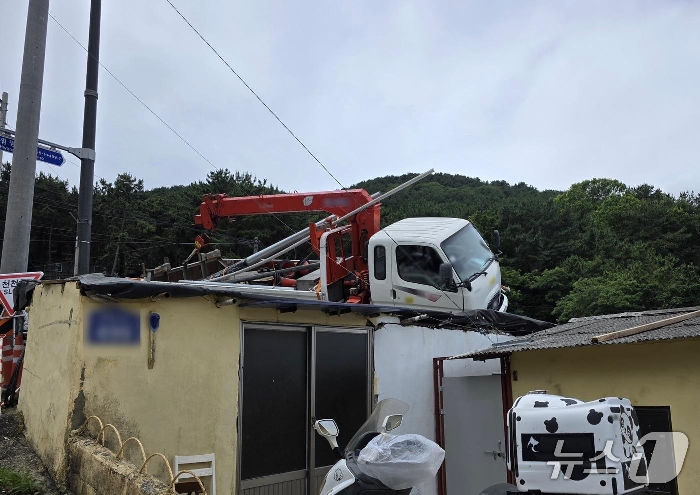 본문 이미지 - 25일 부산 연제구 황령산 물만골에서 화물차가 통신선 작업 중이던 작업자들을 들이받아 5명이 다친 사고 현장..(부산경찰청 제공. 재판매 및 DB 금지)