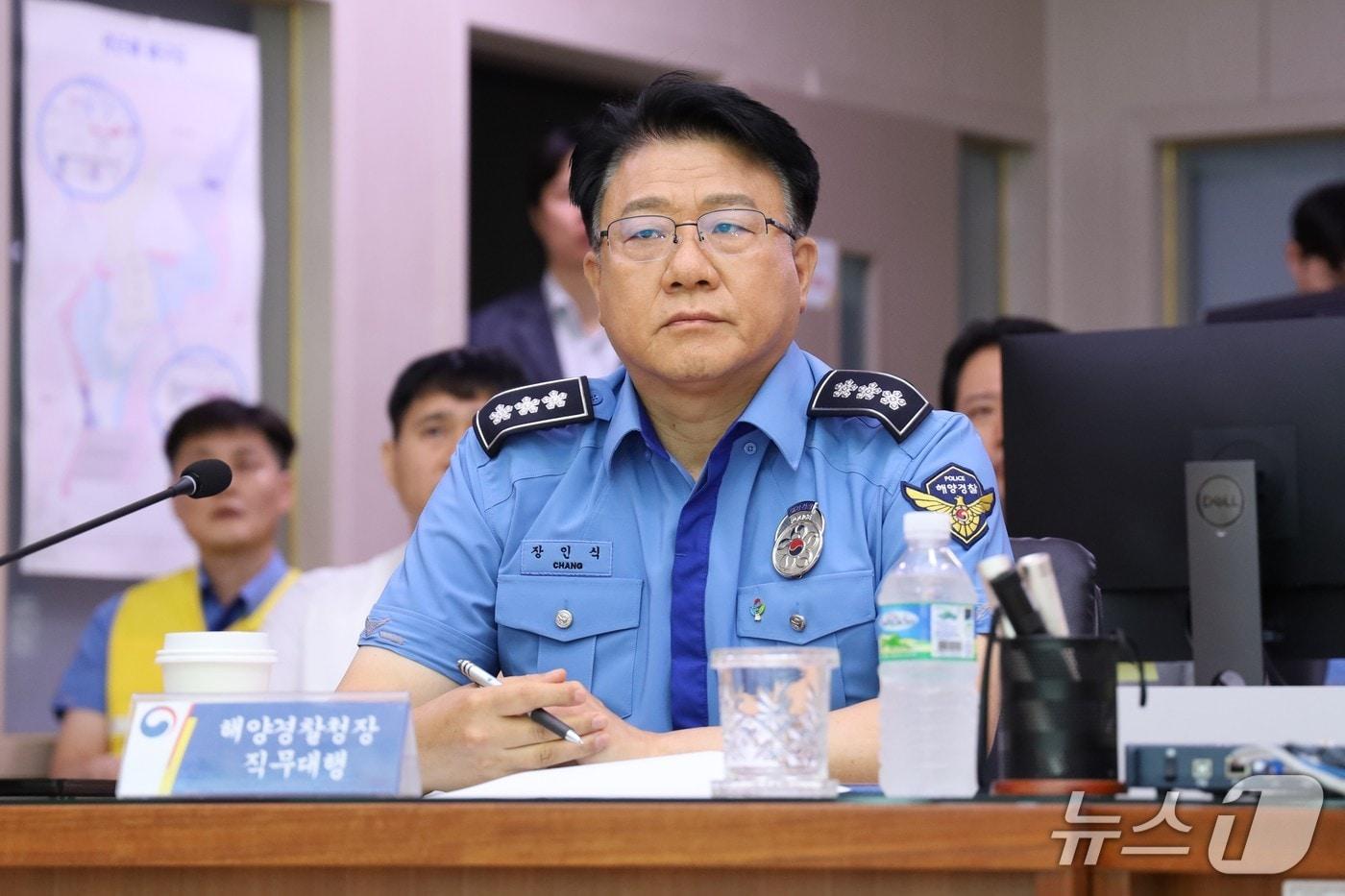 본문 이미지 - 장인식 해양경찰청장 직무대행이 25일 울산해경 상황실을 방문해 부산 앞바다 어선 충돌 사고와 관련한 대응 상황을 점검하고 있다.(울산해경 제공. 재판매 및 DB금지)/뉴스1