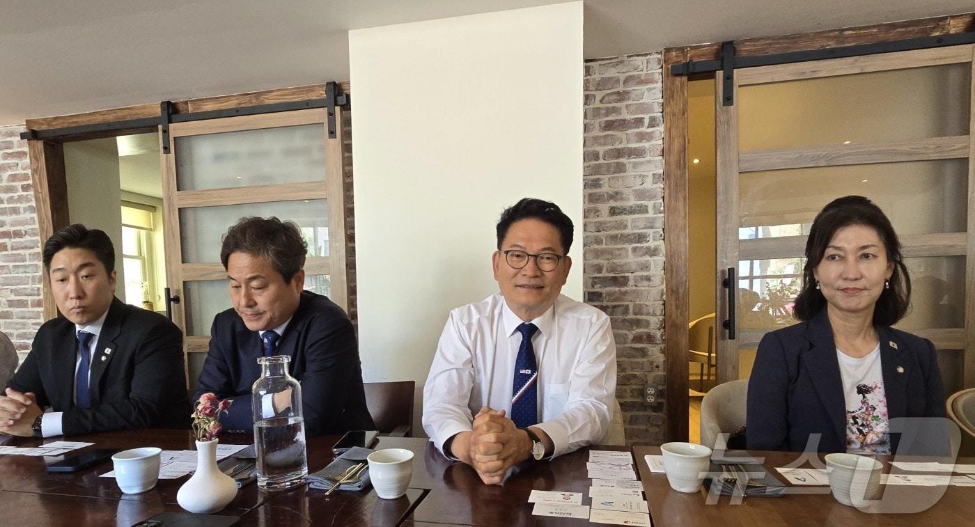 본문 이미지 - 송영길 더불어민주당 전 대표(사진 왼쪽부터 세 번째)와 (왼쪽부터) 김용만, 김영배 더불어민주당 의원, 강경숙 조국혁신당 의원(맨 오른쪽)이 25일(현지시간) 워싱턴DC에서 한국 특파원들과오찬 간담회를 하고 있다. 2026.06.25. ⓒ 뉴스1 류정민 특파원