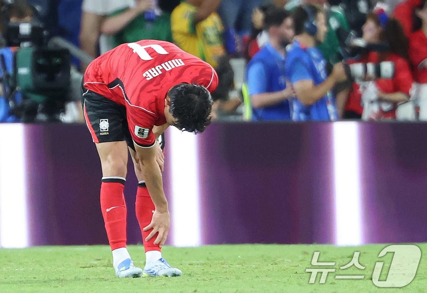 본문 이미지 - 대한민국 축구국가대표팀 김민재가 지난 24일(현지시간) 멕시코 몬테레이 스타디움에서 열린 2026 북중미 월드컵 A조 조별리그 3차전 대한민국과 남아프리카 공화국의 경기에서 다리를 만지고 있다. 이날 한국은 0-1로 패하며 조 3위(1승 2패·승점 3)로 내려앉아 32강 진출 여부를 다른 조 결과에 맡기게 됐다. 2026.6.26 ⓒ 뉴스1 박지혜 기자