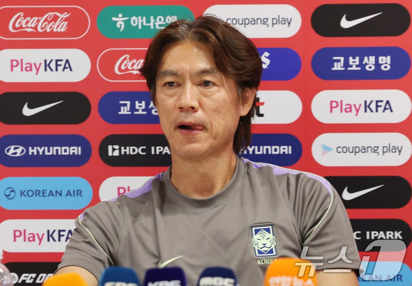 본문 이미지 - 홍명보 대한민국 축구국가대표팀 감독이 25일(현지시간) 멕시코 과달라하라 인근 대한민국 축구대표팀의 베이스캠프 훈련장인 사포판 치바스 바예 베르데에서 훈련에 앞서 인터뷰를 하고 있다. 2026.6.26 ⓒ 뉴스1 임세영 기자