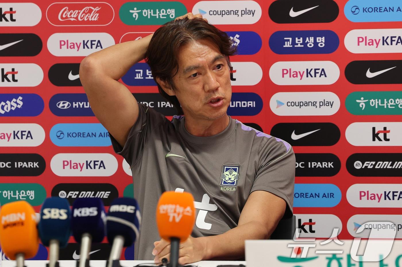 본문 이미지 - 홍명보 대한민국 축구국가대표팀 감독이 25일(현지시간) 멕시코 과달라하라 인근 대한민국 축구대표팀의 베이스캠프 훈련장인 사포판 치바스 바예 베르데에서 훈련에 앞서 인터뷰를 하고 있다. 2026.6.26 ⓒ 뉴스1 임세영 기자