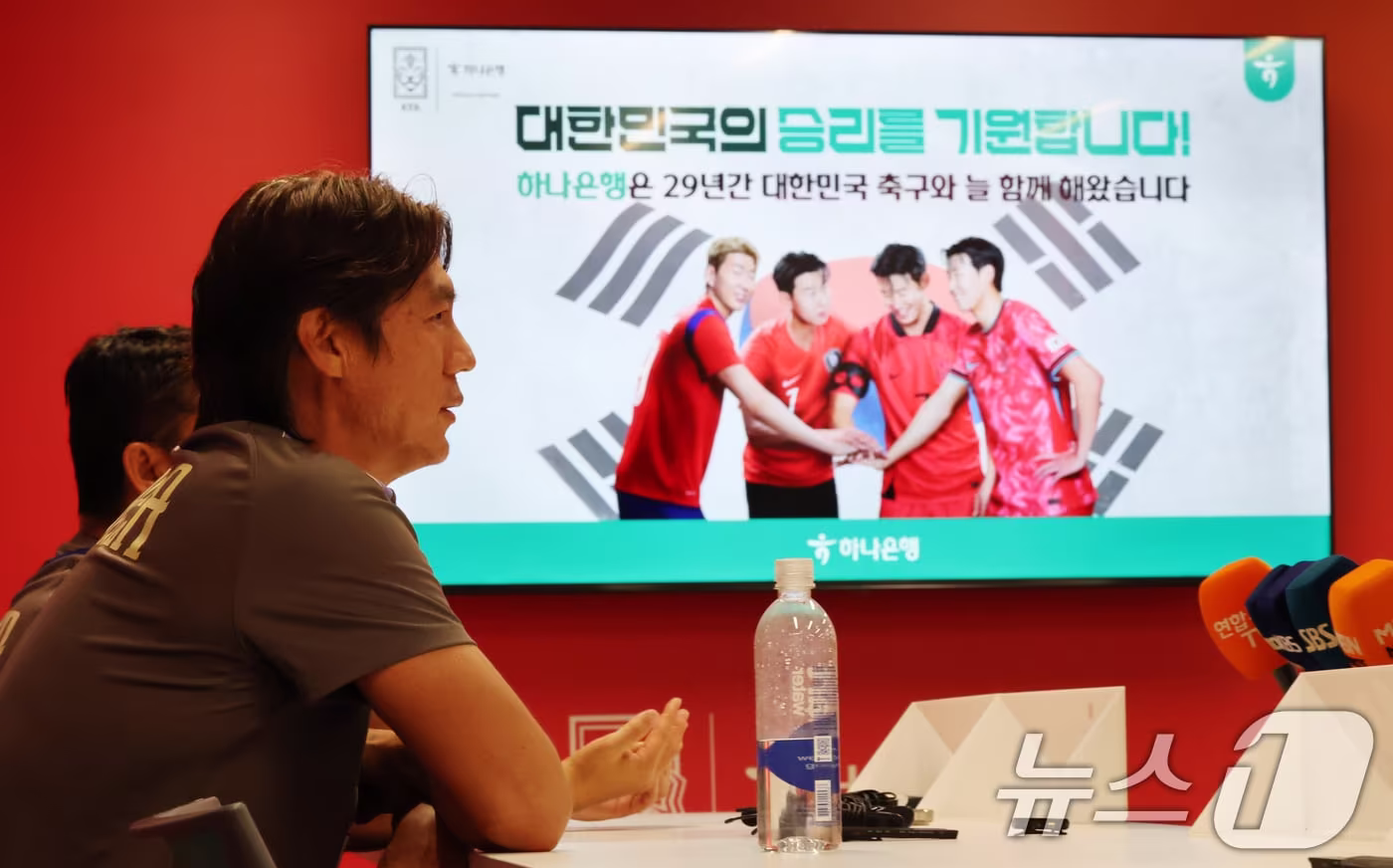 본문 이미지 - 홍명보 대한민국 축구국가대표팀 감독이 25일(현지시간) 멕시코 과달라하라 인근 대한민국 축구대표팀의 베이스캠프 훈련장인 사포판 치바스 바예 베르데에서 훈련에 앞서 인터뷰를 하고 있다. 2026.6.26 ⓒ 뉴스1 임세영 기자