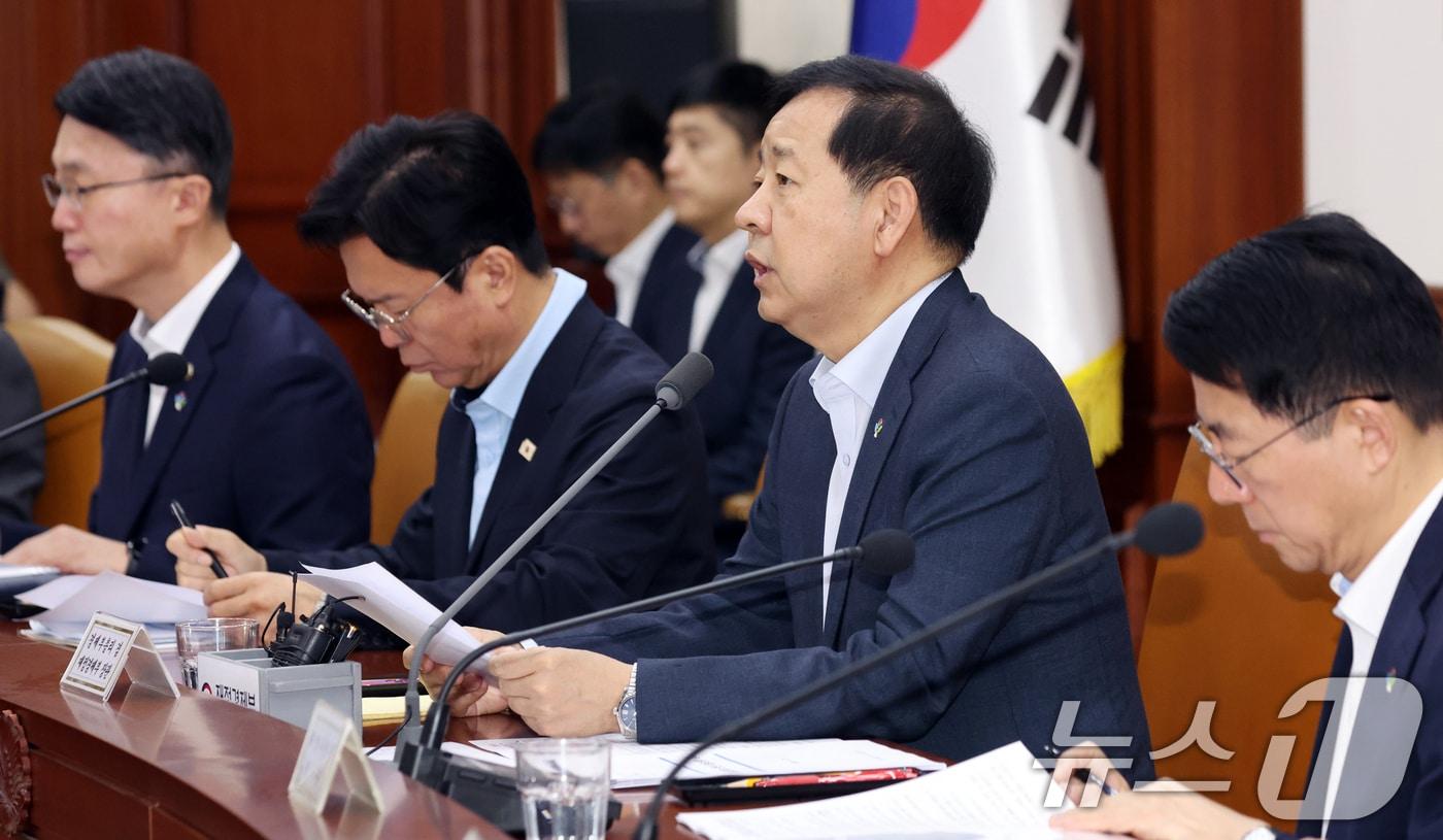 본문 이미지 - 구윤철 경제부총리 겸 재정경제부 장관이 지난 26일 오전 서울 종로구 세종대로 정부서울청사에서 열린 비상경제본부 희의 겸 경제관계장관회의 겸 민생물가 특별관리 관계장관 TF에서 모두 발언을 하고 있다. 2026.6.26 ⓒ 뉴스1 김명섭 기자