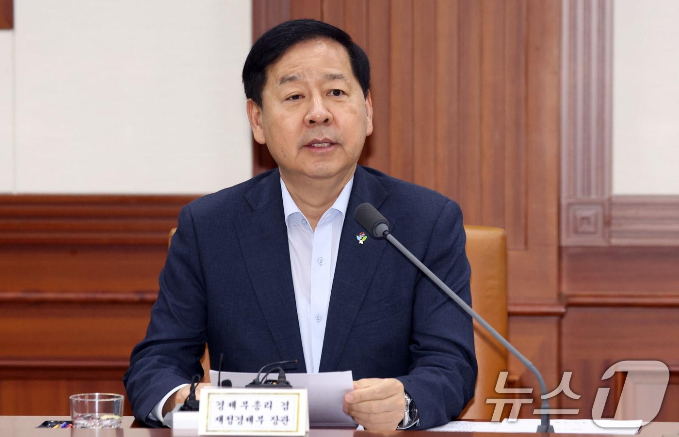본문 이미지 - 구윤철 경제부총리 겸 재정경제부 장관이 26일 오전 서울 종로구 세종대로 정부서울청사에서 열린 비상경제본부 희의 겸 경제관계장관회의 겸 민생물가 특별관리 관계장관 TF에서 모두 발언을 하고 있다. 이날 회의에서 참석자들은 7차 석유 최고가격 지정(안) 등을 논의했다. 2026.6.26 ⓒ 뉴스1 김명섭 기자