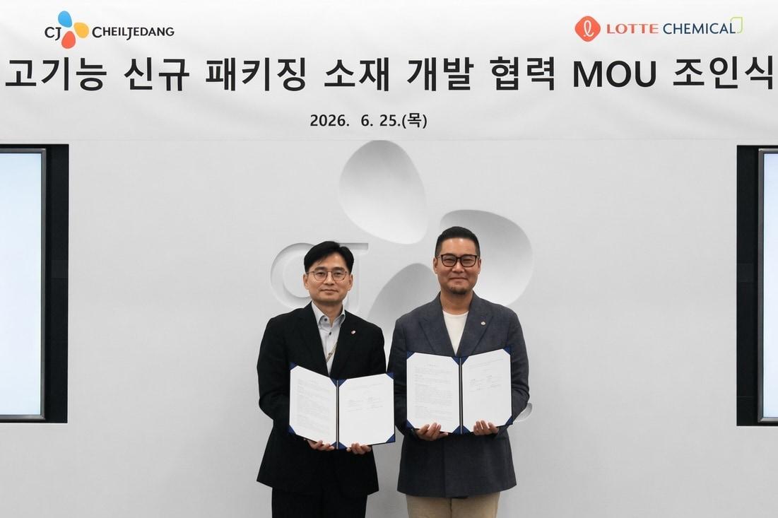 본문 이미지 - 25일 경기도 수원시 CJ블로썸파크에서 진행된 업무협약식에서 에릭 소기엔토 CJ제일제당 글로벌패키징담당 경영리더(오른쪽)와 이현섭 롯데케미칼 기초소재 R&D 본부 상무가 기념 촬영을 하고 있다.(CJ제일제당 제공)