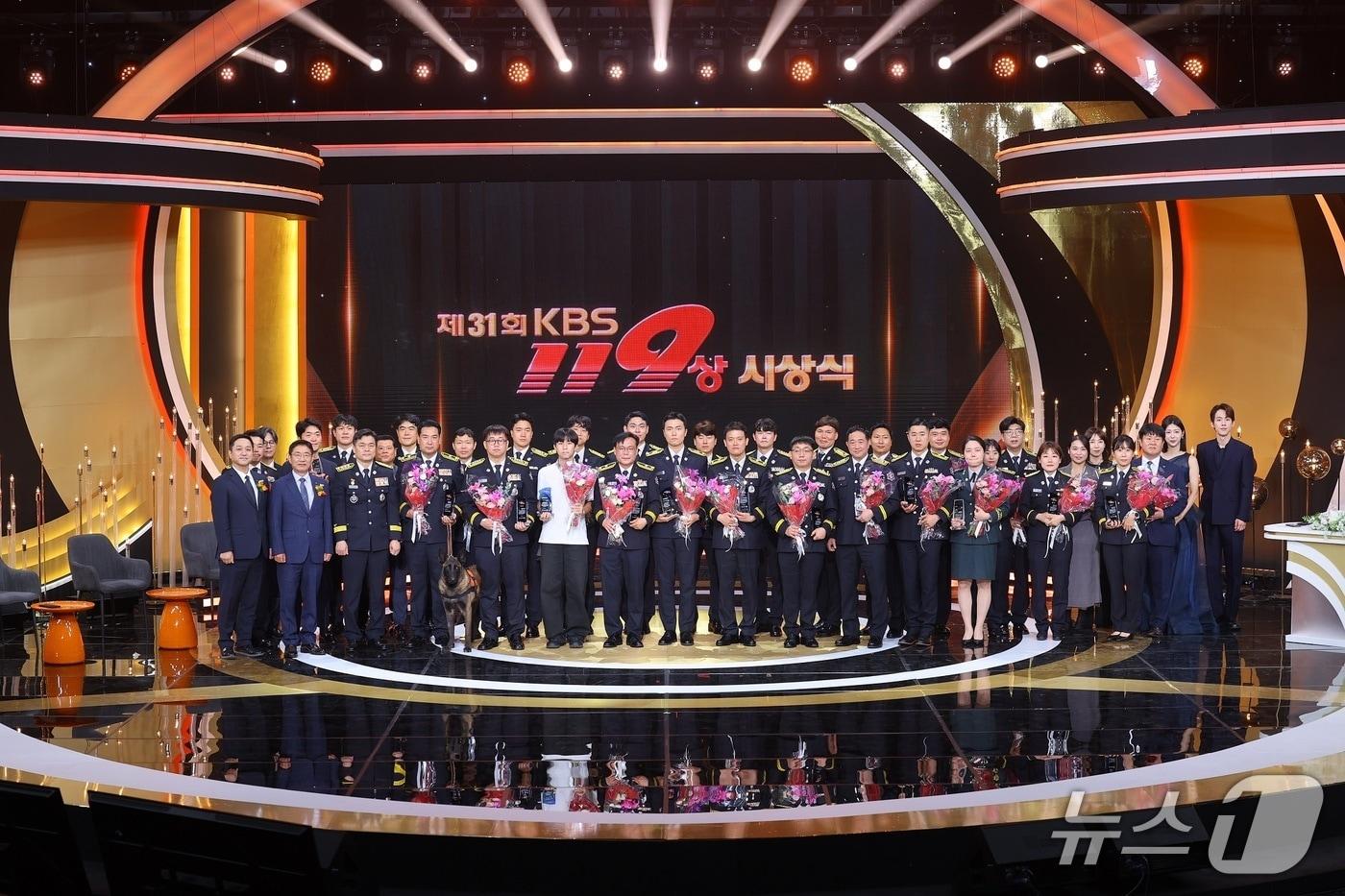 본문 이미지 - 지난 24일 서울시 여의도 KBS공개홀에서 열린 'KBS119상' 시상식에서 수상자들이 기념촬영을 하고 있다./사진제공=DB손해보험