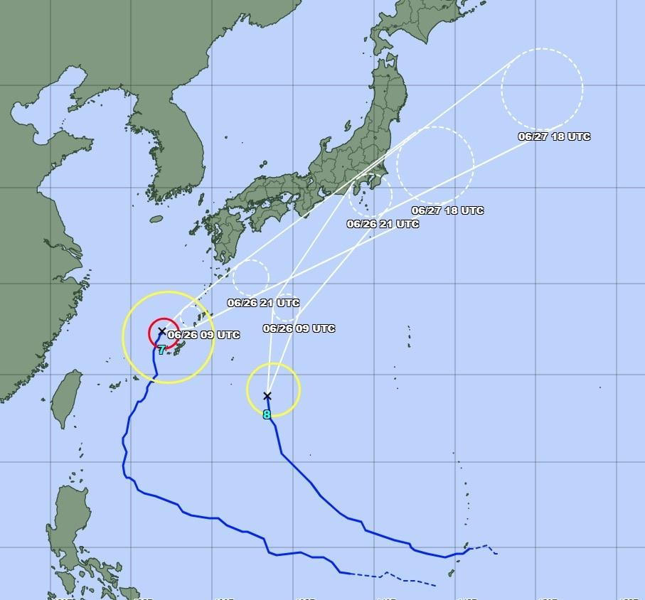 본문 이미지 - 제7호 태풍 '메칼라'와 8호 태풍 '히고스'가 26일 오전 일본 남쪽 해상에서 일본 열도를 향해 북상 중이다. (일본 기상청 홈페이지 캡처)