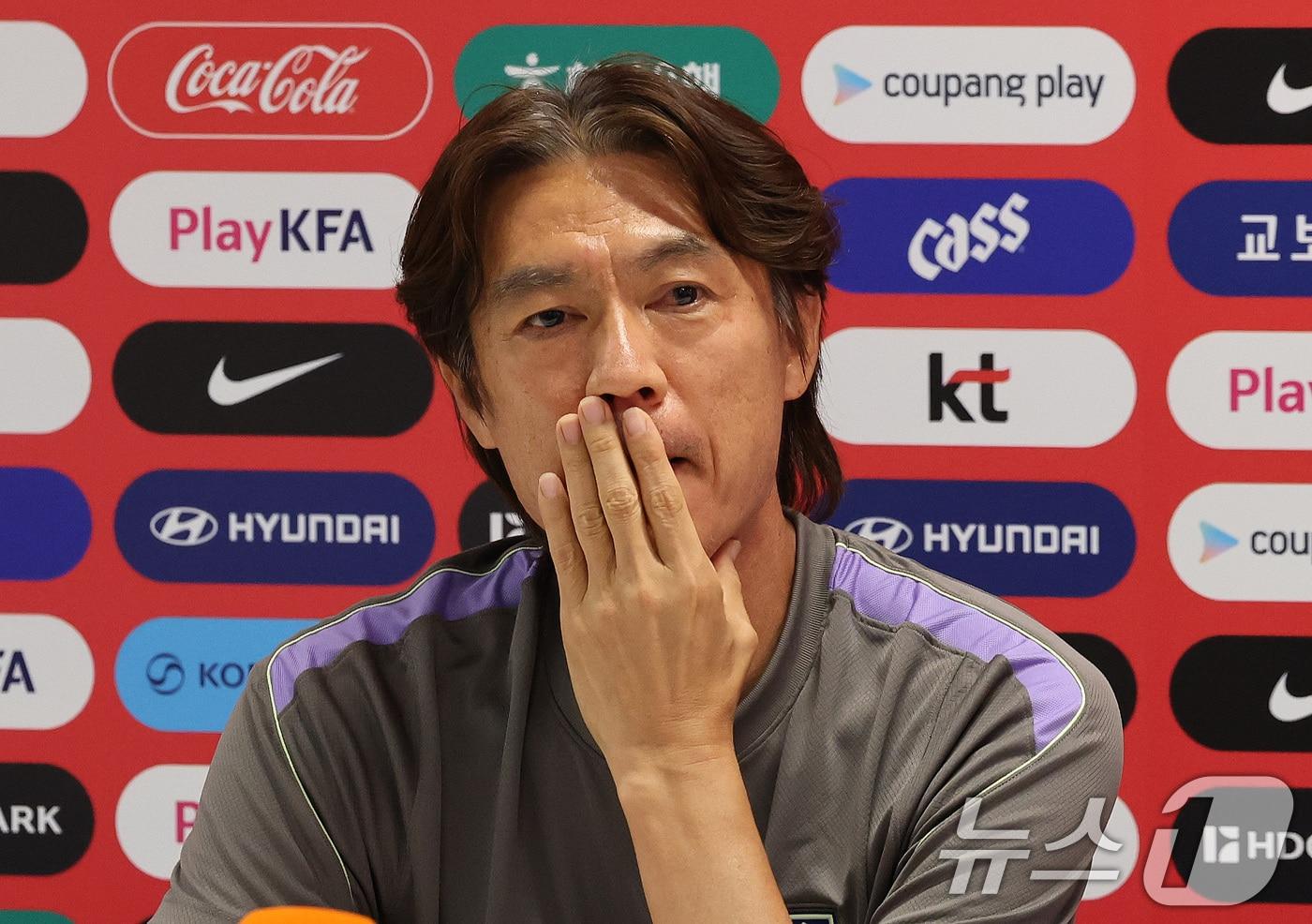 본문 이미지 - 홍명보 대한민국 축구국가대표팀 감독이 25일(현지시간) 멕시코 과달라하라 인근 대한민국 축구대표팀의 베이스캠프 훈련장인 사포판 치바스 바예 베르데에서 훈련에 앞서 인터뷰를 하고 있다. 2026.6.26 ⓒ 뉴스1 임세영 기자
