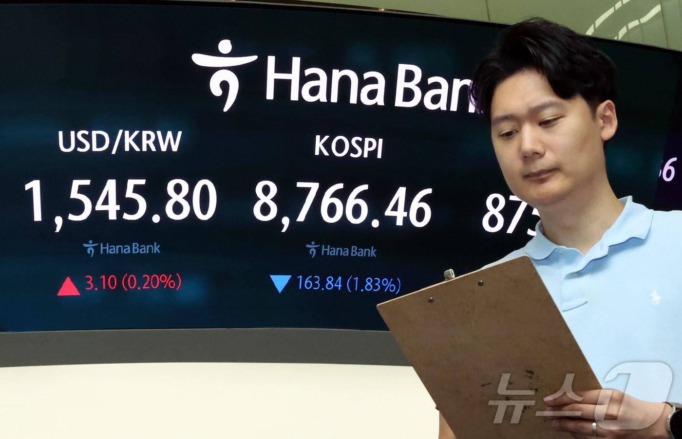 본문 이미지 - 26일 서울 중구 하나은행 본점 딜링룸 전광판에 개장 시황이 나오고 있다.  2026.6.26 ⓒ 뉴스1 김진환 기자