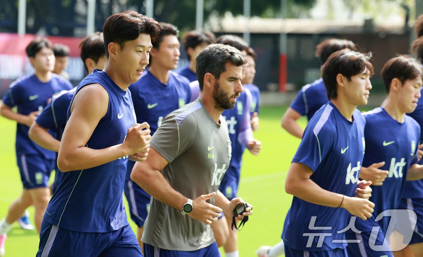 본문 이미지 - 대한민국 축구국가대표팀 손흥민을 비롯한 선수들이 25일(현지시간) 멕시코 과달라하라 인근 대한민국 축구대표팀의 베이스캠프 훈련장인 치바스 바예 베르데에서 회복 훈련하고 있다. 2026.6.26 ⓒ 뉴스1 임세영 기자