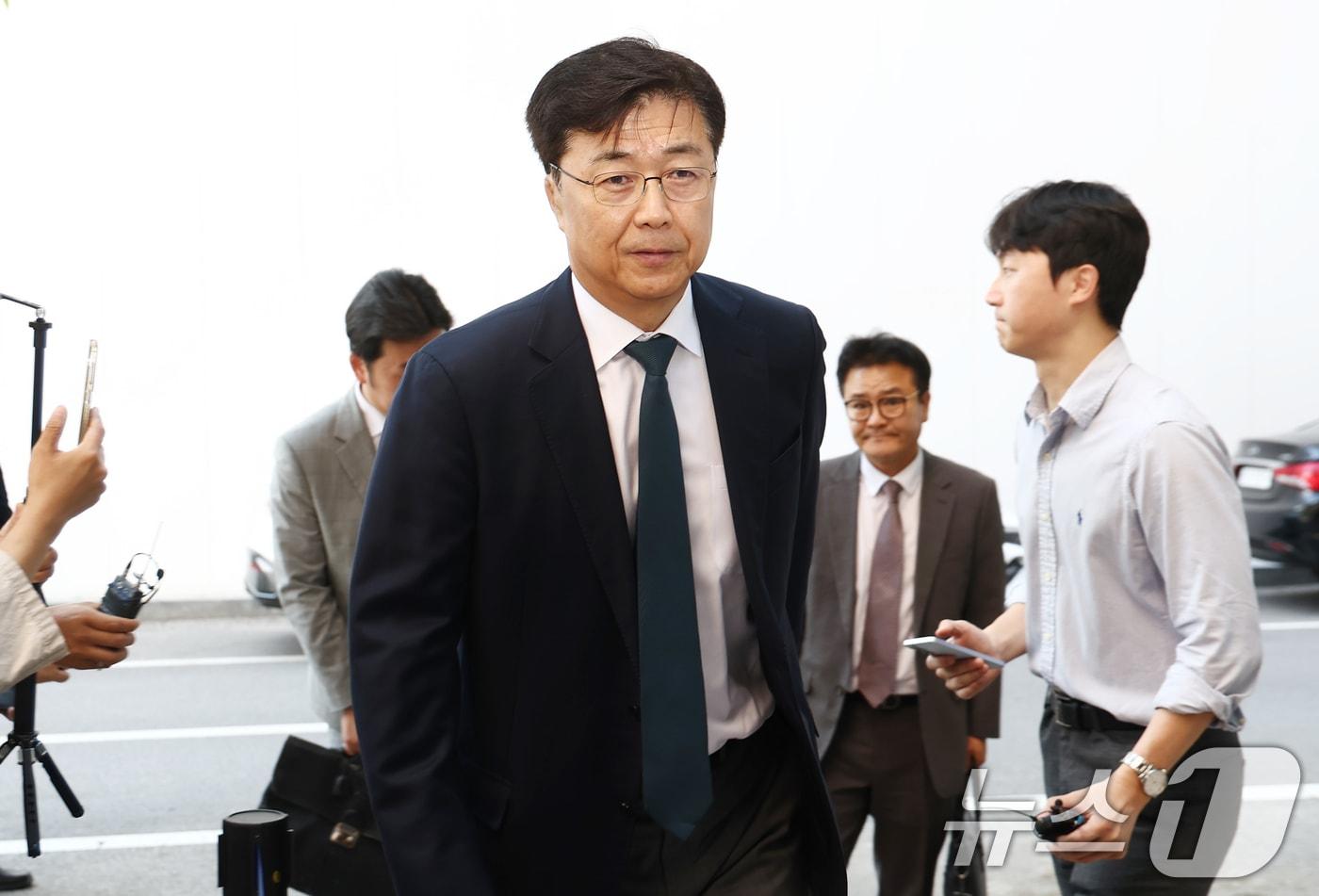 본문 이미지 - 홍장원 전 국가정보원 1차장이 26일 오전 12·3 비상계엄 선포 직후 미국 등 주요 우방국에 계엄의 정당성을 옹호하는 메시지를 전달하도록 지시했다는 의혹과 관련해 4차 피의자 조사를 받기 위해 경기 과천 2차 종합특검 사무실로 출석하고 있다. ⓒ 뉴스1 김민지 기자