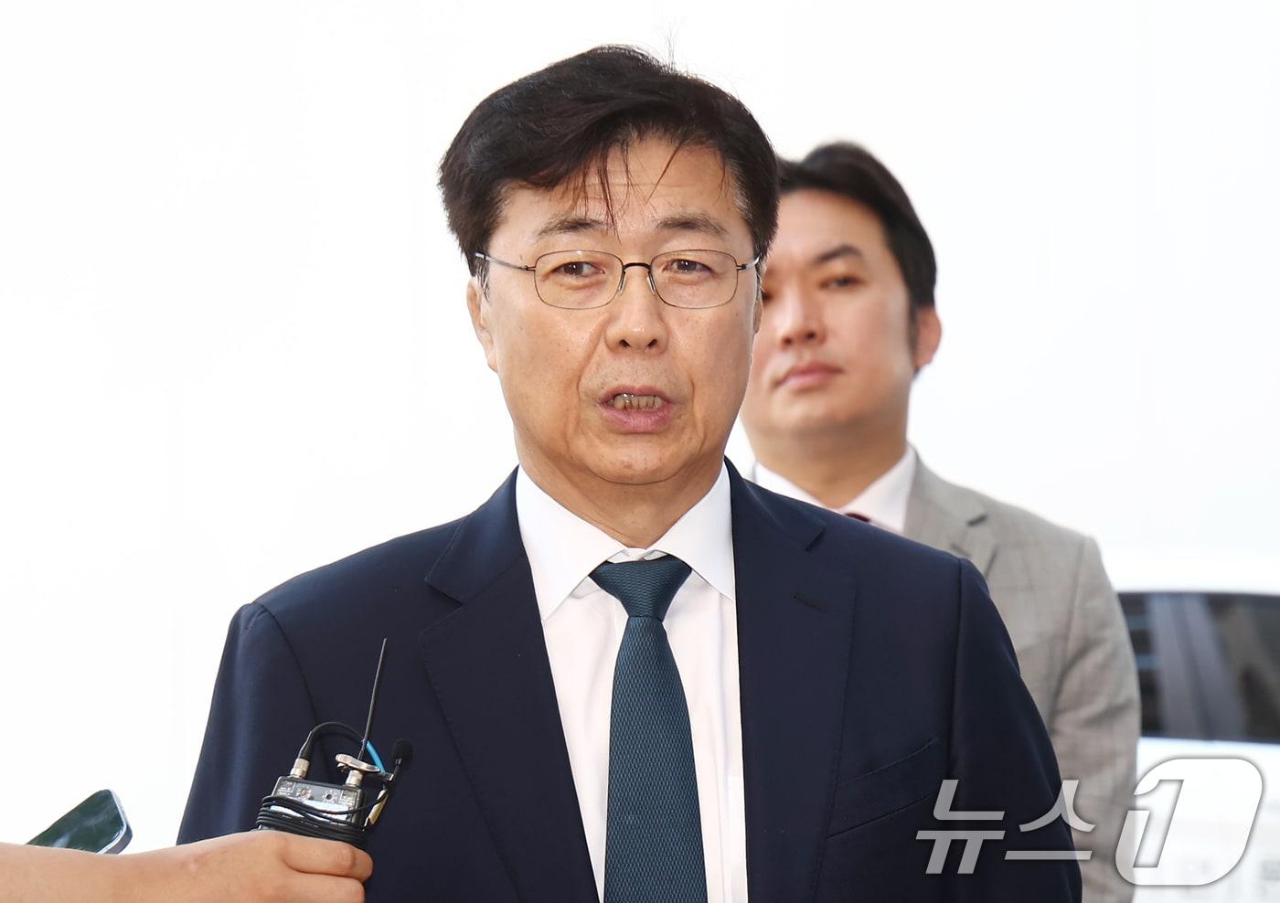 본문 이미지 - 홍장원 전 국가정보원 1차장이 26일 오전 12·3 비상계엄 선포 직후 미국 등 주요 우방국에 계엄의 정당성을 옹호하는 메시지를 전달하도록 지시했다는 의혹과 관련해 4차 피의자 조사를 받기 위해 경기 과천 2차 종합특검 사무실로 출석하며 취재진 질의에 답변하고 있다. 2026.6.26 ⓒ 뉴스1 김민지 기자