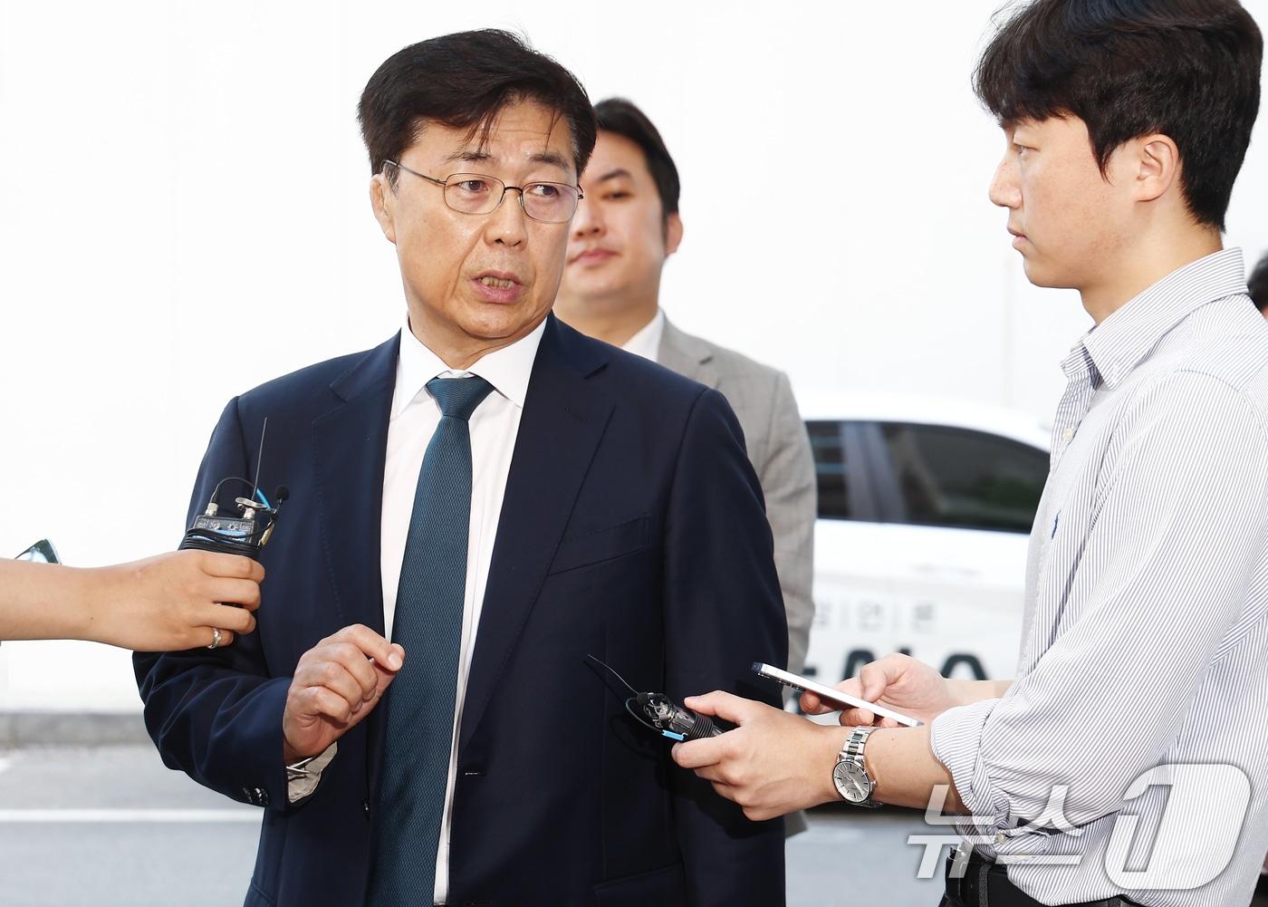 본문 이미지 - 홍장원 전 국가정보원 1차장이 26일 오전 경기 과천 2차 종합특검 사무실로 출석하며 취재진 질의에 답변하고 있다. 2026.6.26 ⓒ 뉴스1 김민지 기자