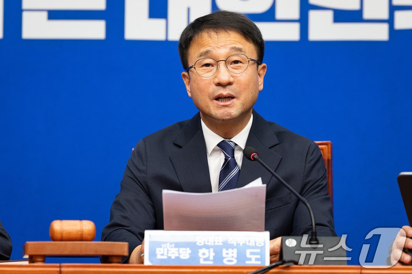 본문 이미지 - 한병도 더불어민주당 당대표 직무대행 겸 원내대표가 26일 서울 여의도 국회에서 열린 최고위원회의에서 모두 발언을 하고 있다. 2026.6.26 ⓒ 뉴스1 유승관 기자