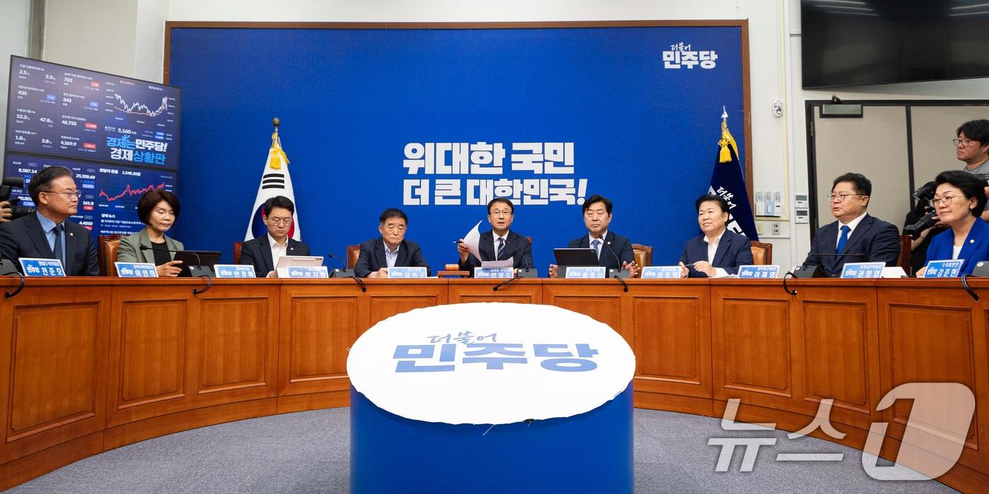 본문 이미지 - 한병도 더불어민주당 당대표 직무대행 겸 원내대표가 26일 서울 여의도 국회에서 열린 최고위원회의에서 모두 발언을 하고 있다. 2026.6.26 ⓒ 뉴스1 유승관 기자