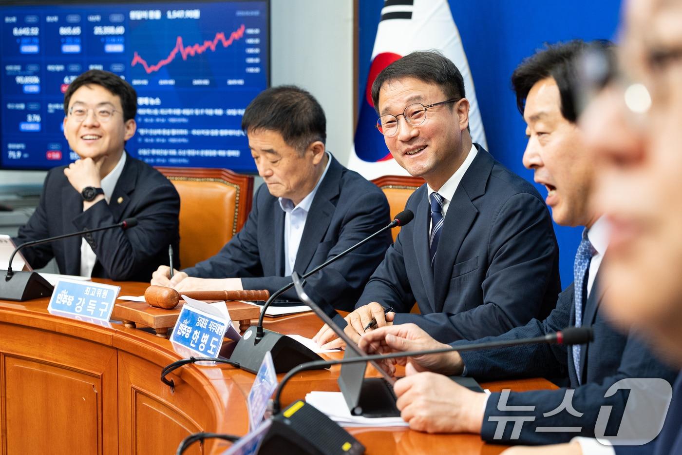 본문 이미지 - 한병도 더불어민주당 당대표 직무대행 겸 원내대표가 26일 서울 여의도 국회에서 열린 최고위원회의에서 미소짓고 있다. 2026.6.26 ⓒ 뉴스1 유승관 기자