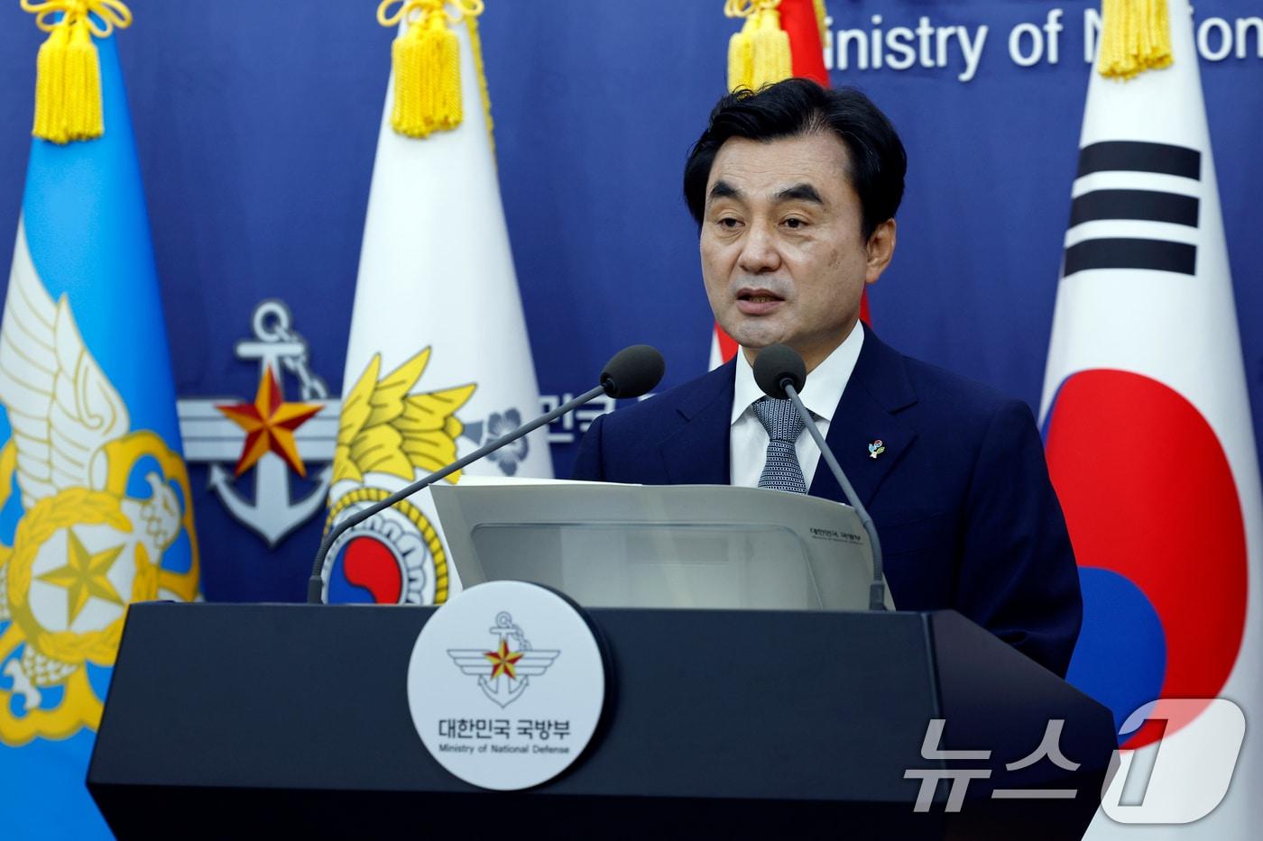 본문 이미지 - 안규백 국방부 장관이 26일 오전 서울시 용산구 국방부 브리핑룸에서 드론작전사령부 개편 및 '국방 드론·대드론 발전 정책'을 발표하고 있다. 국방부는 최근 전장 변화에 대응하기 위해 드론 및 대드론 전력을 보강하겠다며 구체적으로 근거리정찰드론, 소형자폭드론 등 저가·소모성 드론을 2만 대 이상 확보하고 전략적 타격 및 적 방공망 무력화를 위한 한국형 장거리 자폭 무인기(K-LUCAS) 전력화를 추진할 예정이라고 밝혔다. 2026.6.26 ⓒ 뉴스1 박정호 기자