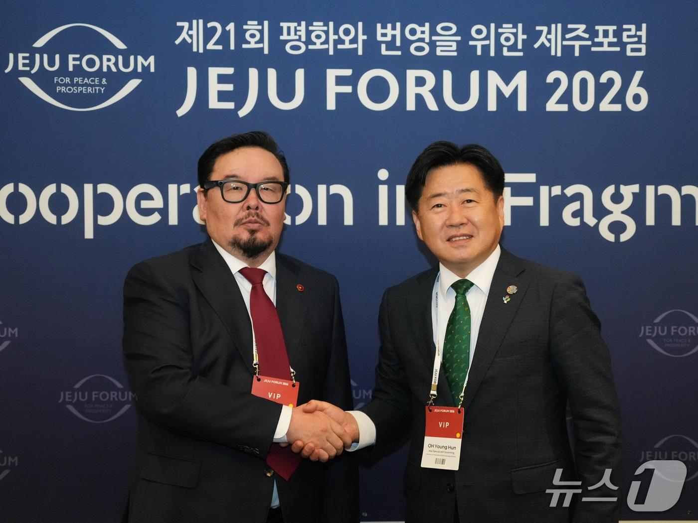 본문 이미지 - 오영훈 제주특별자치도지사와 검버자브 잔당샤타르 전 몽골 총리가 '제21회 평화와 번영을 위한 제주포럼' 둘째 날인 25일 제주 서귀포시 표선면 해비치 호텔&리조트 제주에서 면담 후 기념촬영을 하고 있다.(제주특별자치도 제공, 재판매 및 DB 금지)