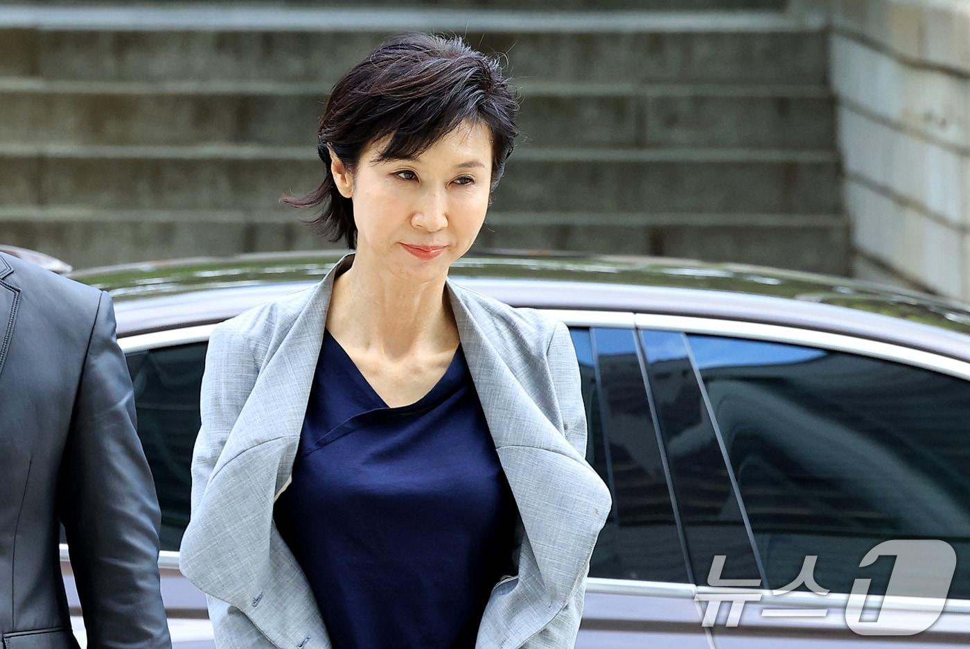 본문 이미지 - 노소영 아트센터 나비 관장이 26일 서울 서초구 서울고등법원에서 열린 파기환송심 2차 변론에 출석하고 있다. 2026.6.26 ⓒ 뉴스1 이호윤 기자
