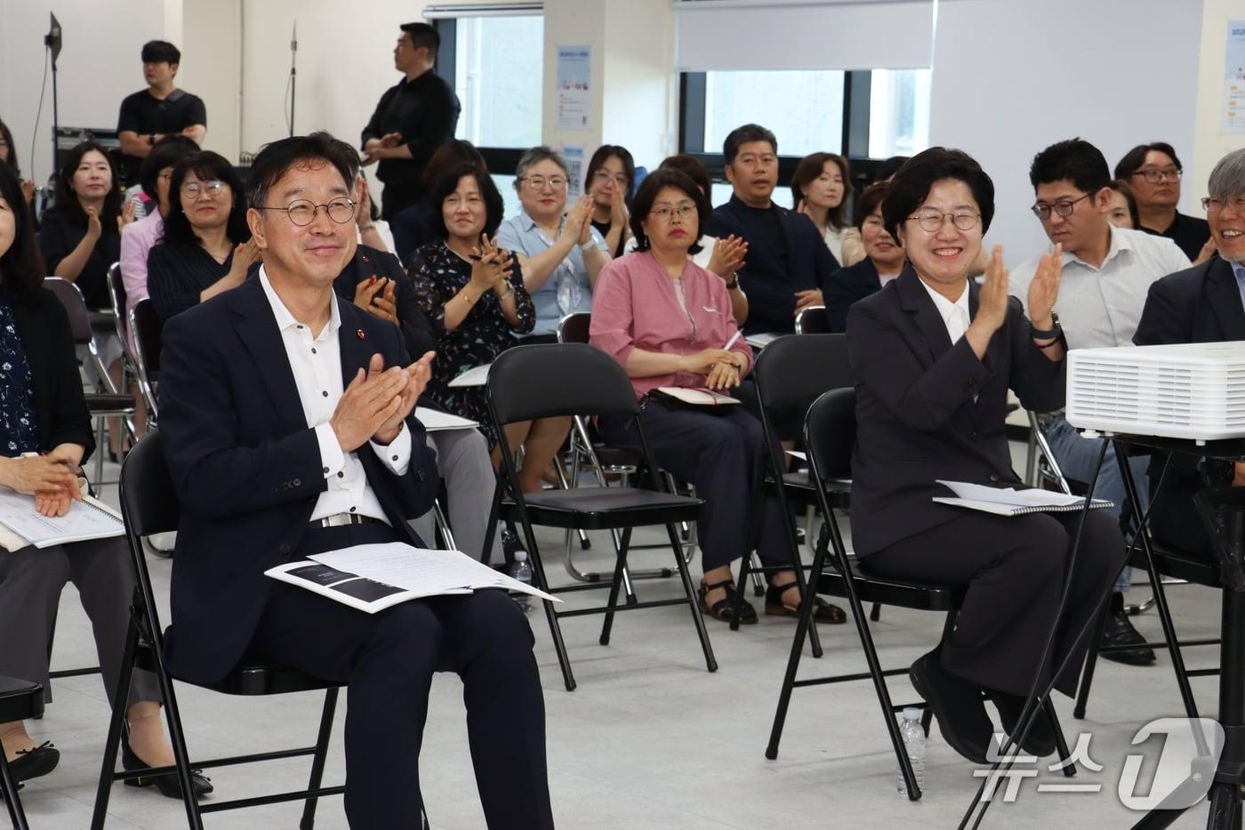 본문 이미지 - 26일 제주시 오라동 제40대 제주도지사직 인수위원회 사무실에서 열린 '제주교육 혁신을 위한 공동포럼'에 참석한 위성곤 제주도지사 당선인(왼쪽)과 고의숙 제주도교육감 당선인.(제40대 도지사직 인수위 제공. 재판매 및 DB 금지)/뉴스1
