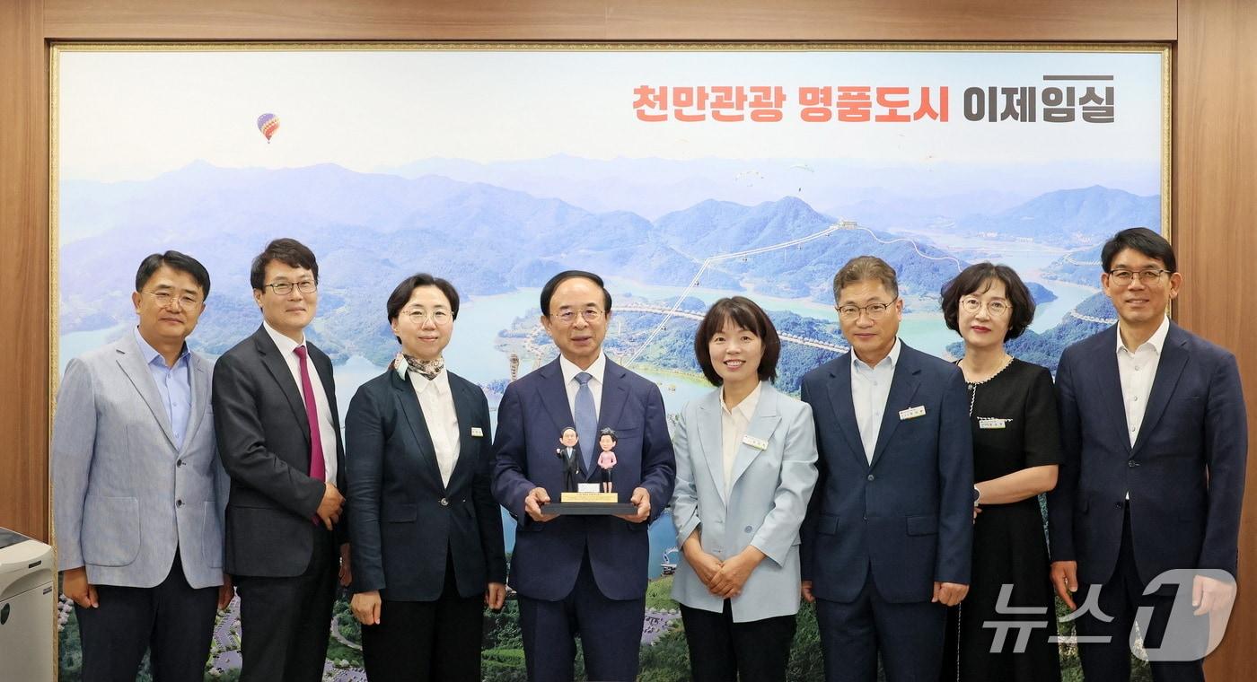 본문 이미지 - 26일 퇴임식을 가진 심민 전북 임실군수가 직원들과 기념촬영을 하고 있다.(임실군제공. 재판매 및 DB금지)2026.6.26/뉴스1