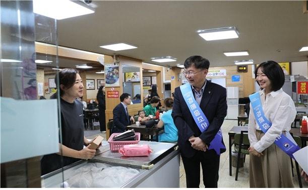 본문 이미지 - 안형준 국가데이터처장과 박선영 아나운서가 전주 남부시장 상인들에게 ‘2025년 기준 경제총조사’의 취지를 설명하고, 조사 참여를 당부하였다.(국가데이터처 제공)