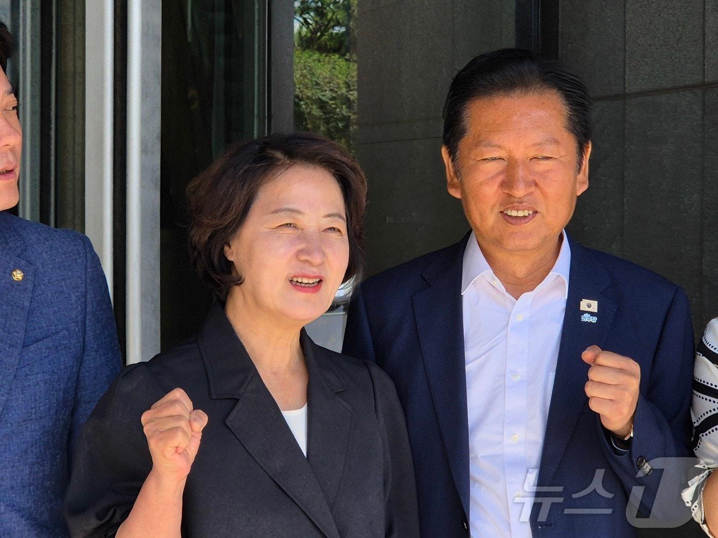 본문 이미지 - 정청래 전 더불어민주당 대표가 26일 경기 양평군 블룸비스타 호텔에서 열린 민주당 여성당선인 워크숍을 찾아 추미애 경기도지사 당선인과 사진을 찍고 있다. 2026.6.26 ⓒ 뉴스1 양희문 기자