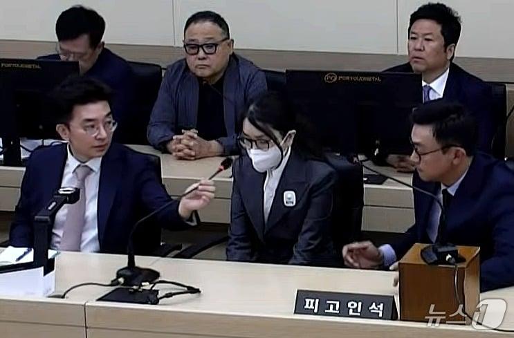 본문 이미지 - 김건희 여사가 26일 서울 서초구 중앙지방법원에서 열린 특정범죄가중처벌등에관한법률위반(알선수재) 부정청탁및금품등수수의금지에관한법률위반 증거인멸 등에 대한 선고 공판에 출석해 발언하고 있다. (서울중앙지방법원 제공. 재판매 및 DB 금지) 2026.6.26 ⓒ 뉴스1 이호윤 기자